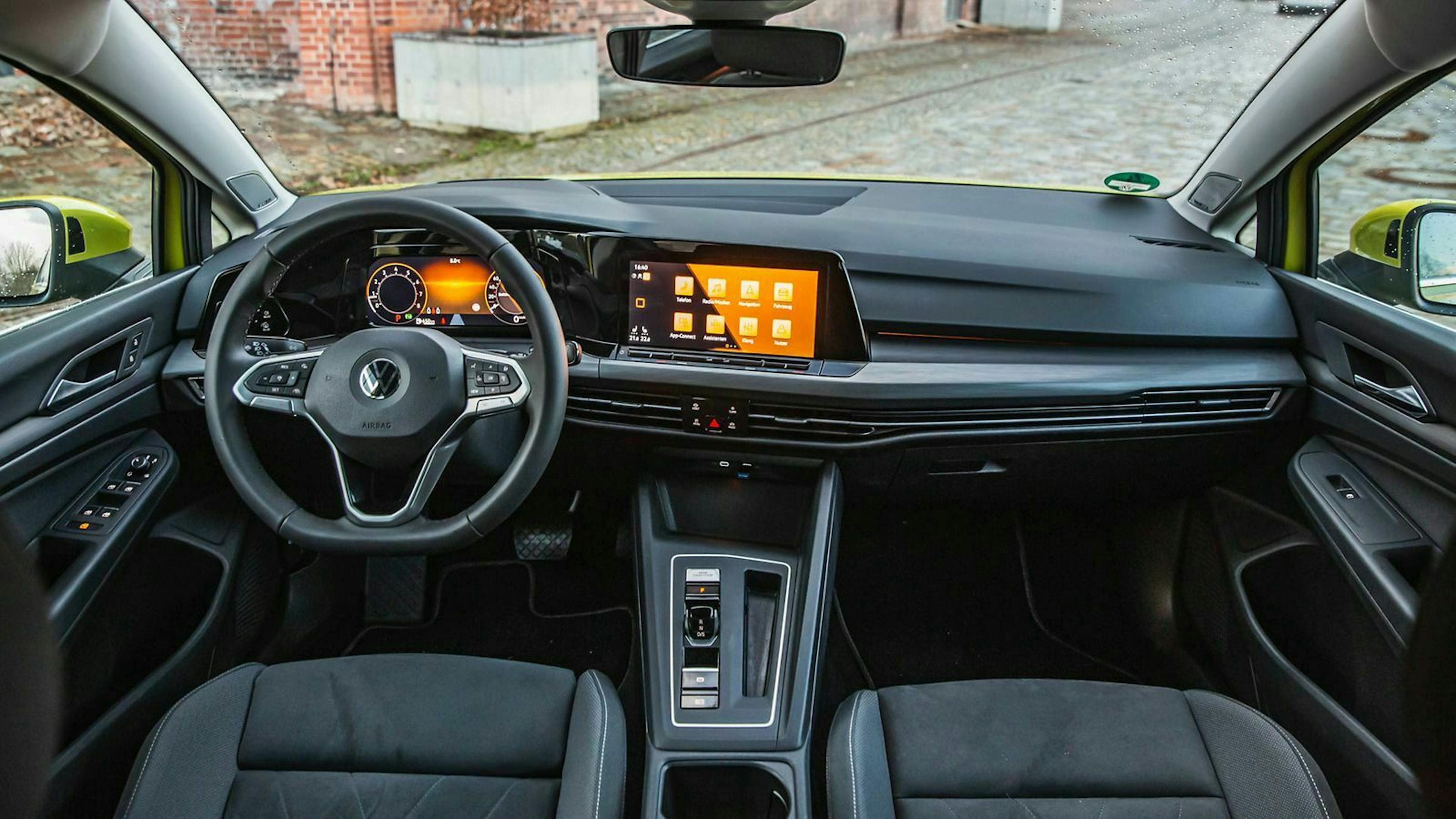 VW Golf 8 cockpit