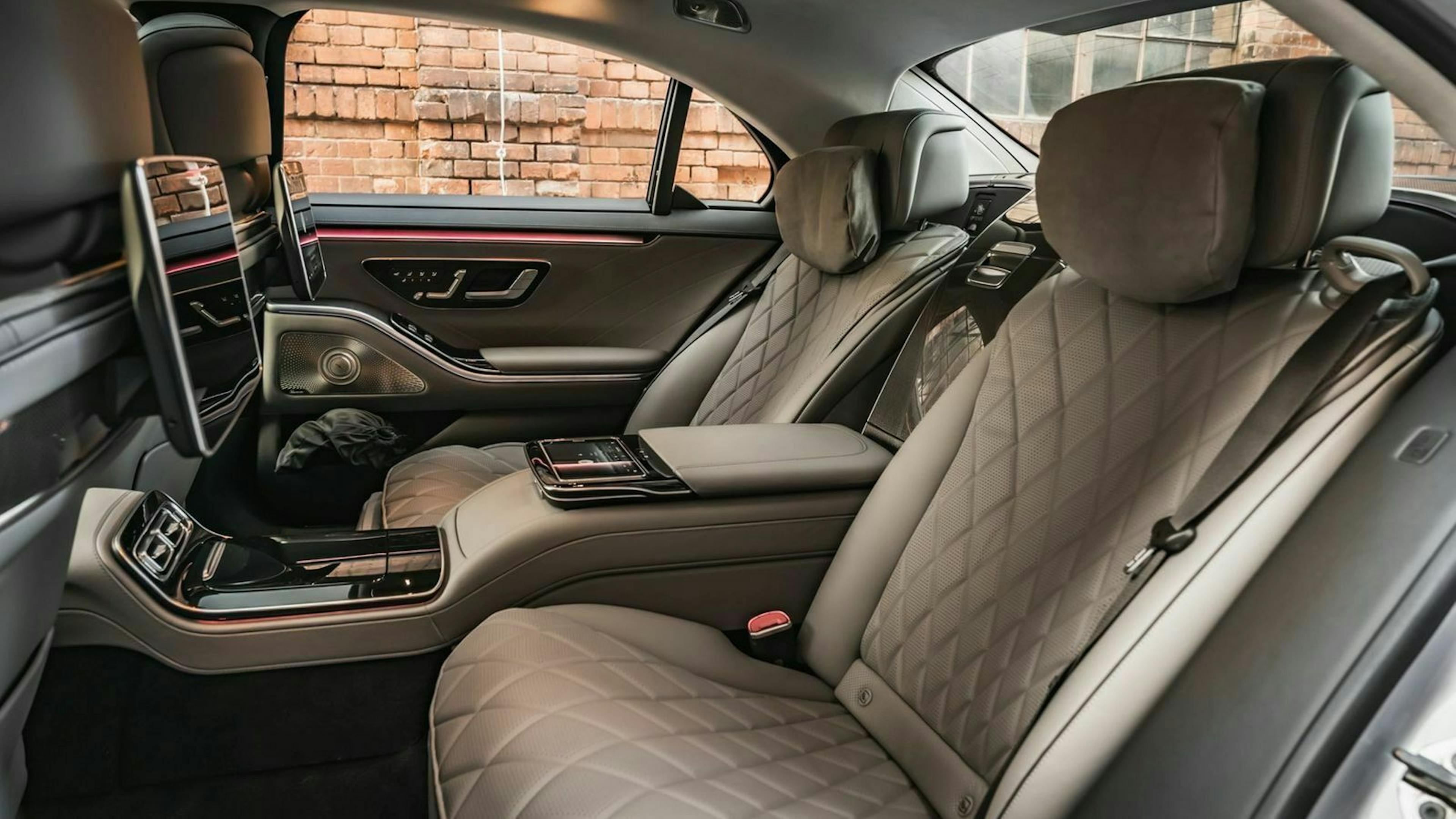 Zu sehen ist die Rückbank der Mercedes_S-Klasse 2020