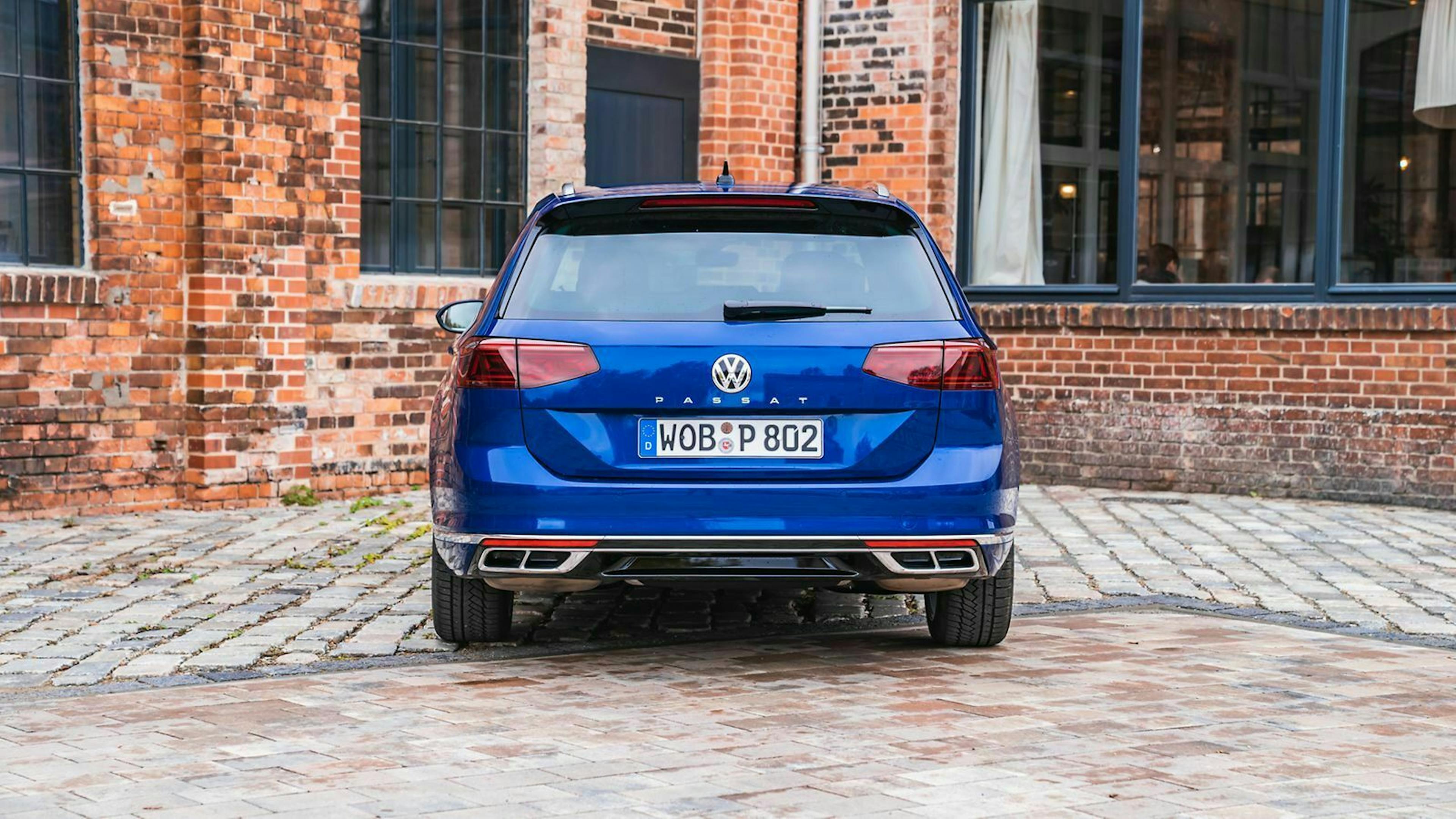 VW Passat Variant in der Heckansicht, stehend