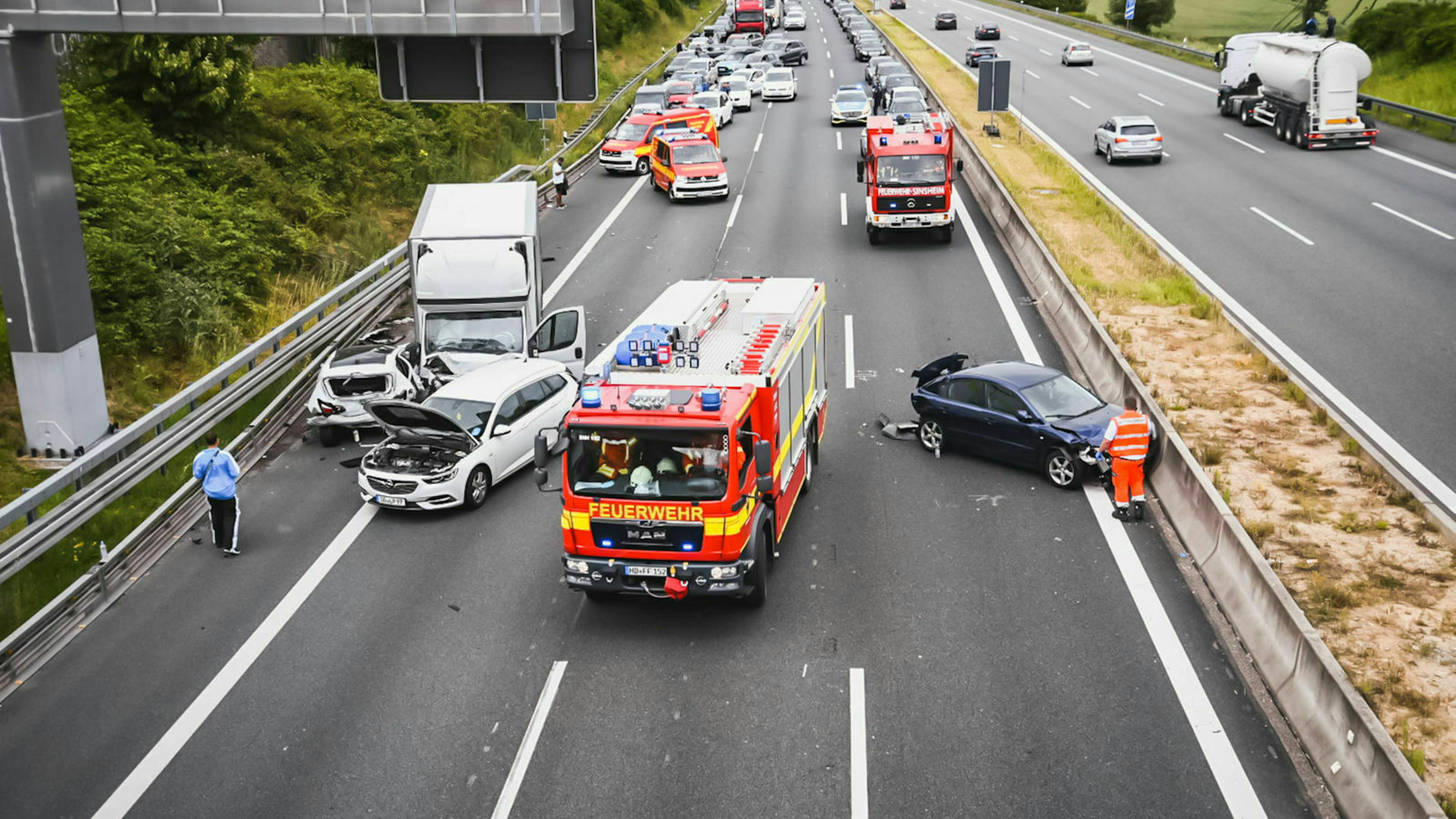 Blick auf einen Unfall, bei dem schon Rettungsfahrzeuge eingetroffen sind