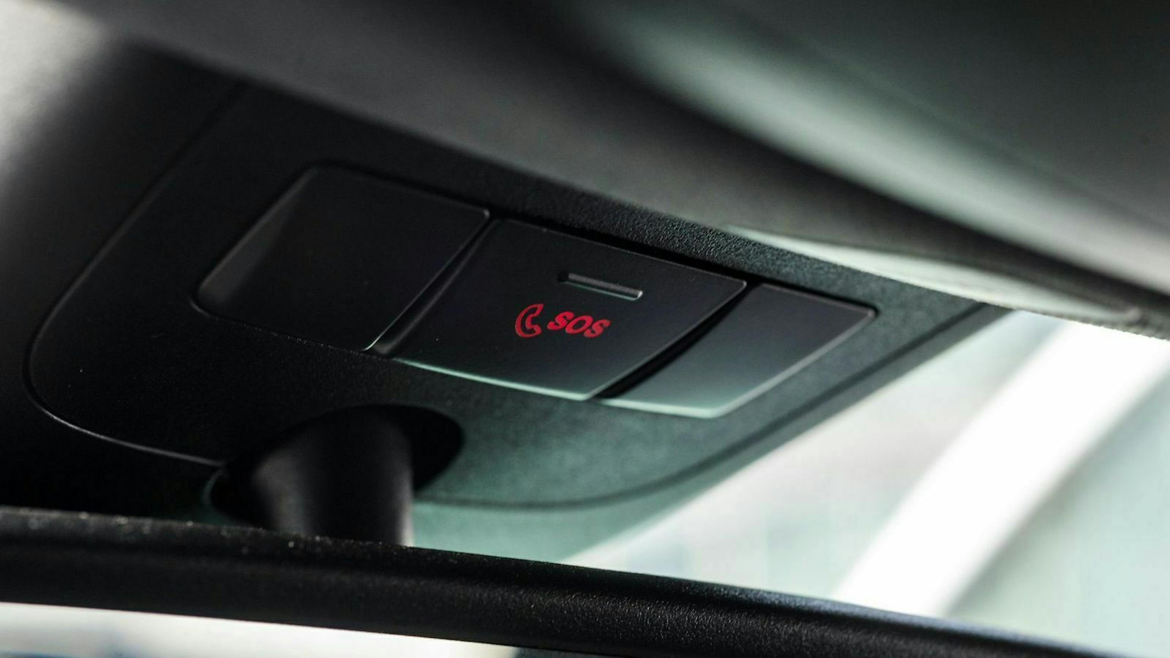 SOS-Taste über einem Rückspiegel