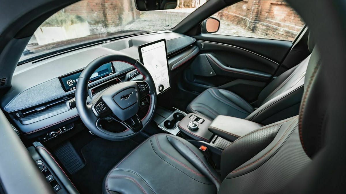 Zu sehen ist das Cockpit des Ford Mustang Mach-E