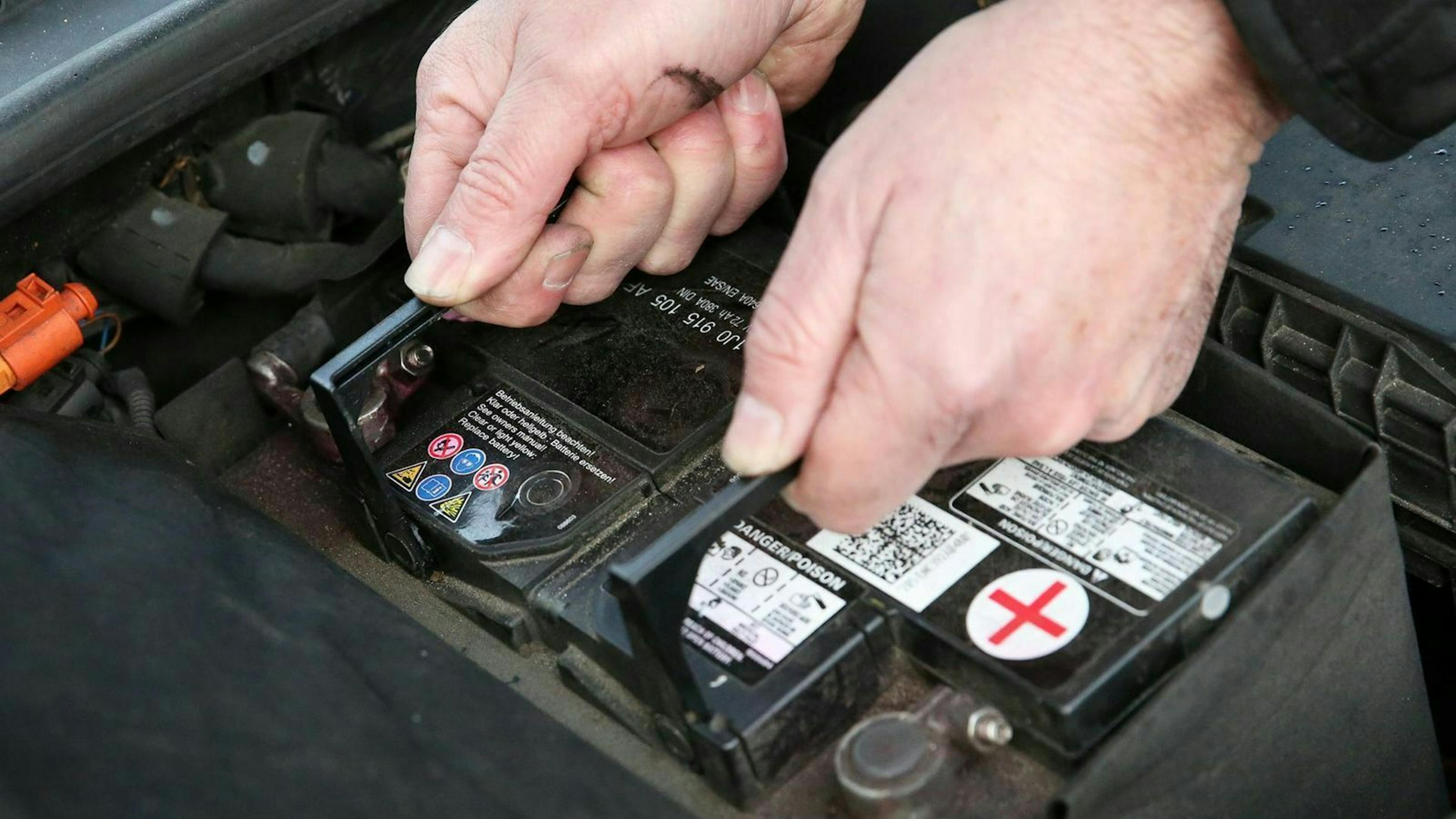 Zu sehen ist eine Autobatterie