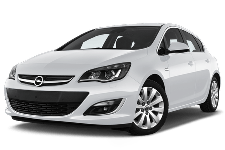 Weißer Opel Astra, Fünftürer, mit modernen Scheinwerfern, stehend auf einer geneigten Straße, Ansicht von vorne und schräg zur Seite.