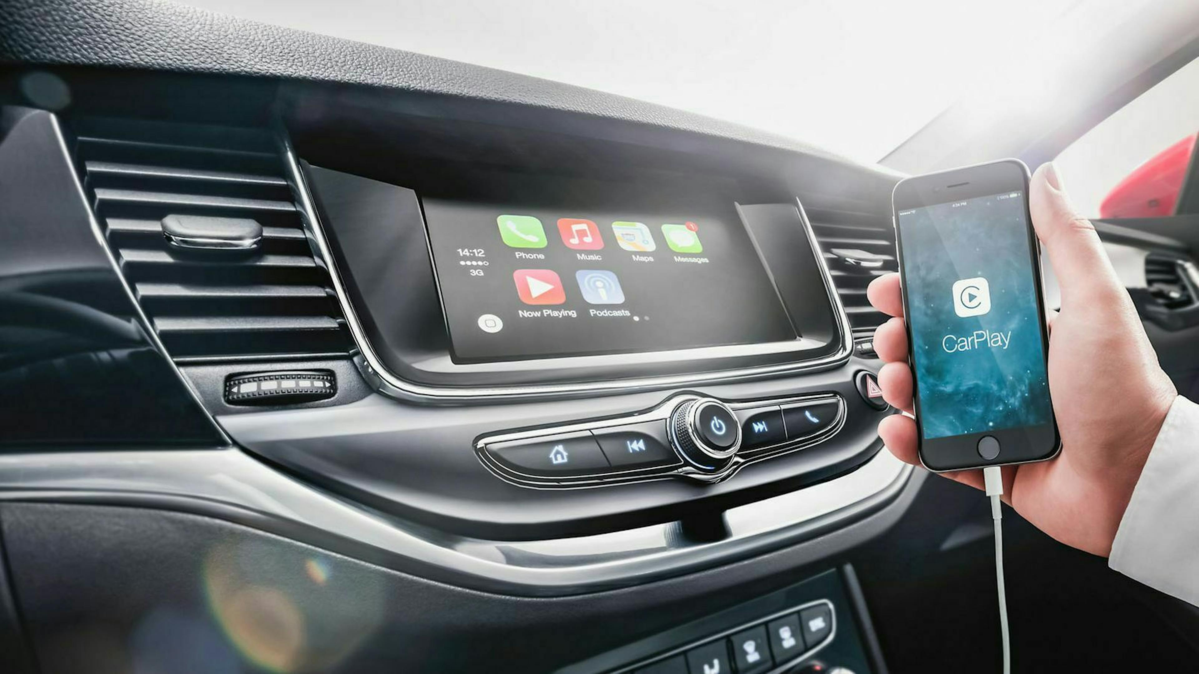 Zu sehen ist ein Infotainmentbildschirm eines Autos, welcher mit Apple CarPlay verbunden ist