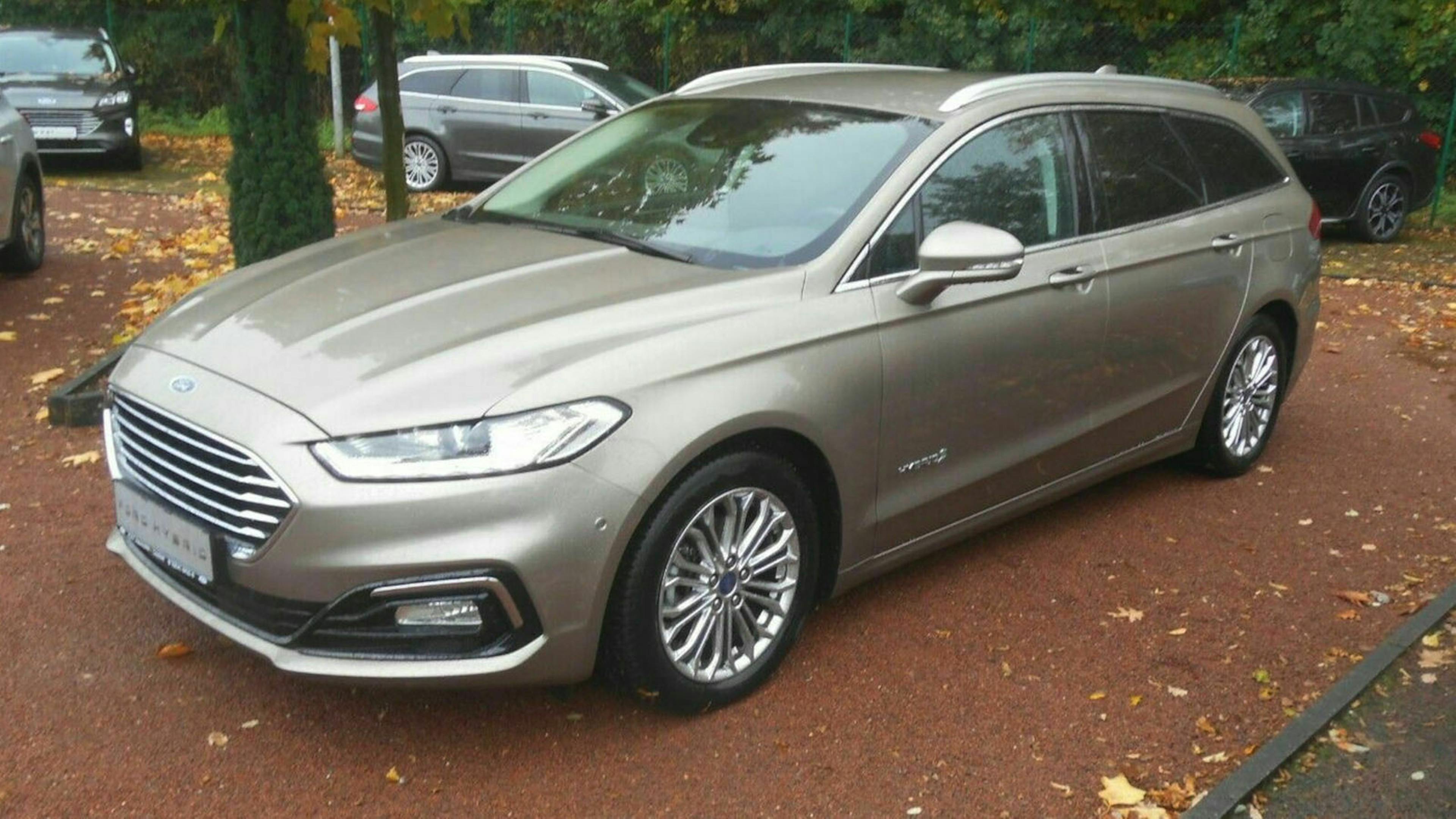 Ein silberner Ford Mondeo steht auf einem Parkplatz. Im Hintergrund sind PKW in verschiedenen Farben zu sehen