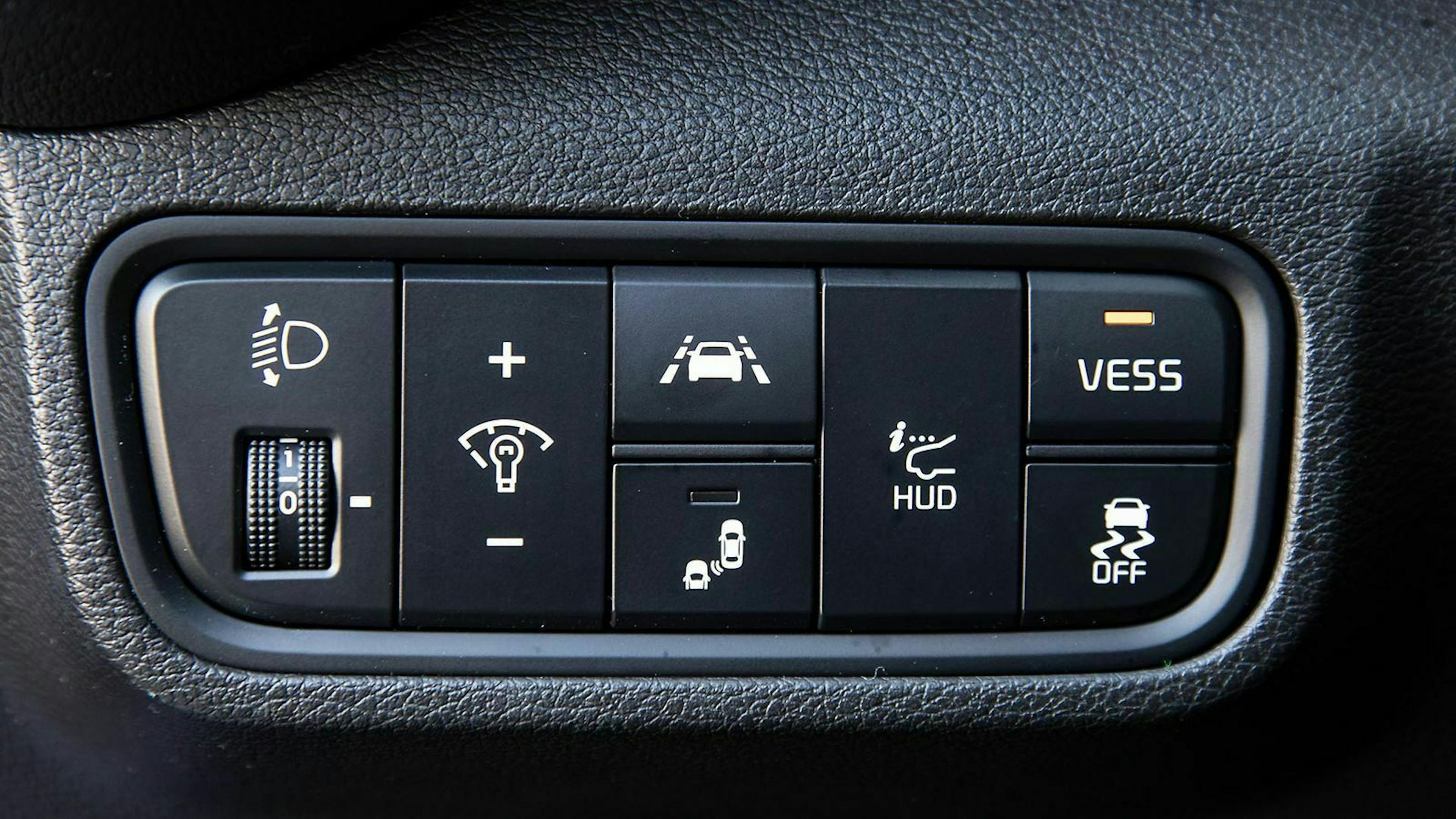 Ein Bedienelement mit Knöpfen für einige Assistenzsysteme im Kai e-Soul
