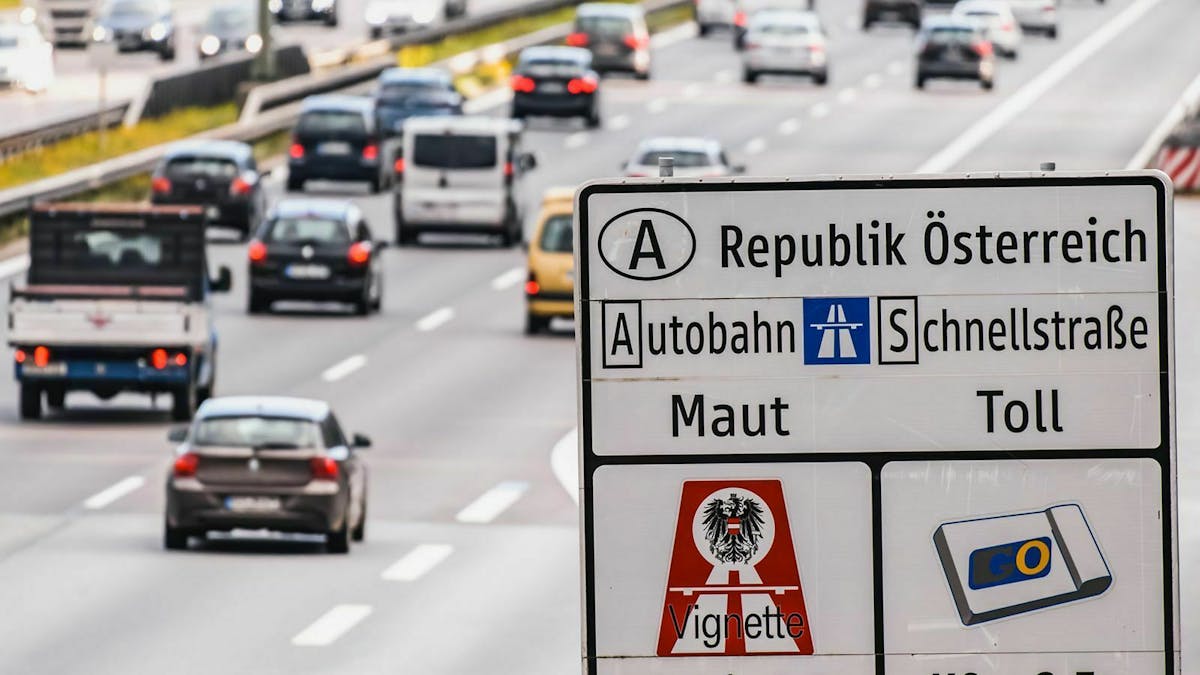 Ein Schild mit dem Hinweis auf Mautgebühren steht an einer Autobahn an der Grenze zwischen Österreich und Deutschland.