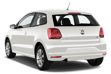 Weißer Volkswagen Polo, Dreitürer, Rückansicht. Auto parkt, Beleuchtung und Logos sichtbar.