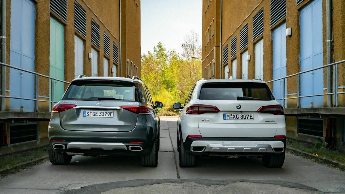 Zu sehen sind der Mercedes Gle (links) und der BMW X5 (rechts) von hinten