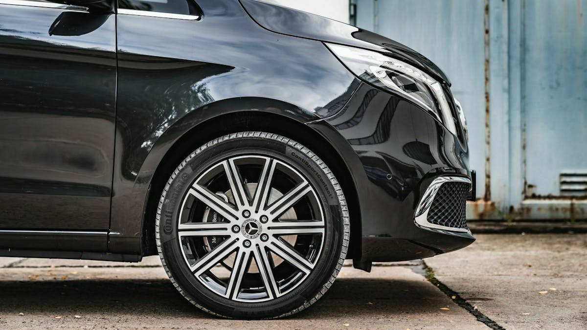 Zu sehen ist ein Rad des Mercedes V300d