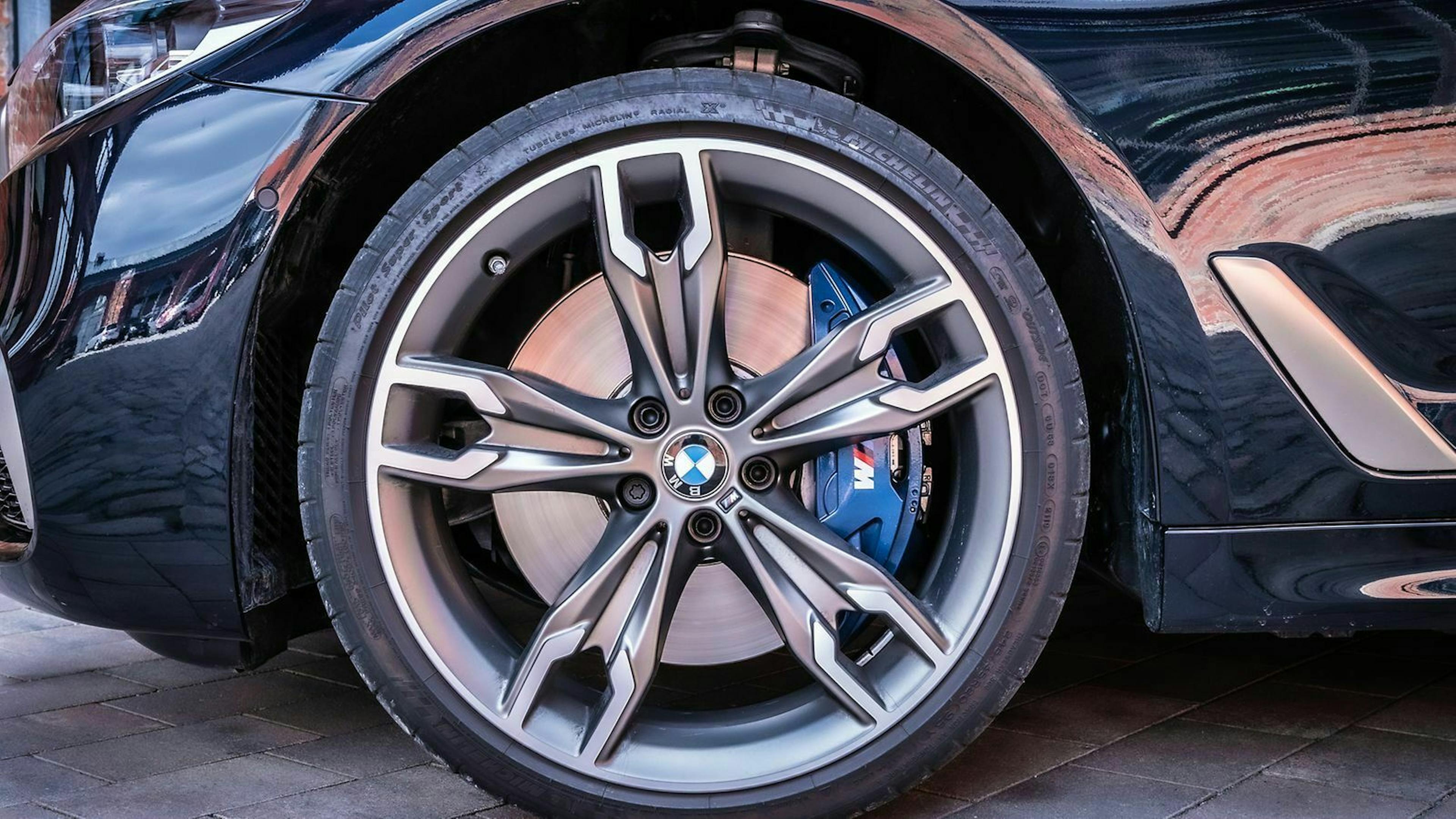 Zu sehen ist das vordere linke Rad des BMW M550d xDrive Touring