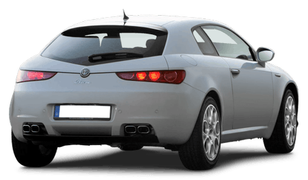 Silberner Sportwagen, Heckansicht, mit vier Auspuffrohren, fünfspeichigen Felgen und abgedunkelten Rücklichtern. Fahrzeug steht auf Asphalt.