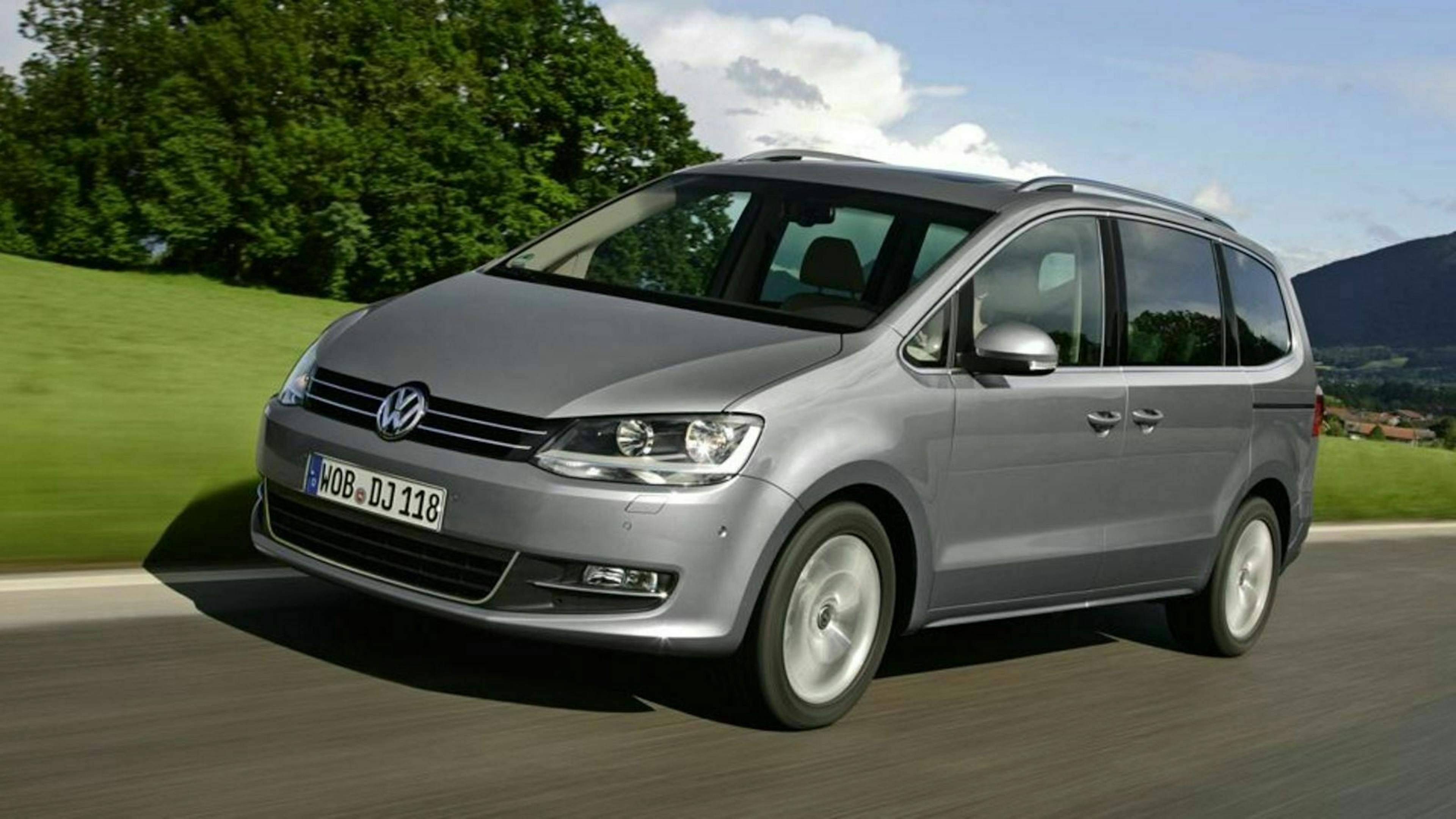 Zu sehen ist der VW Sharan, fahrend