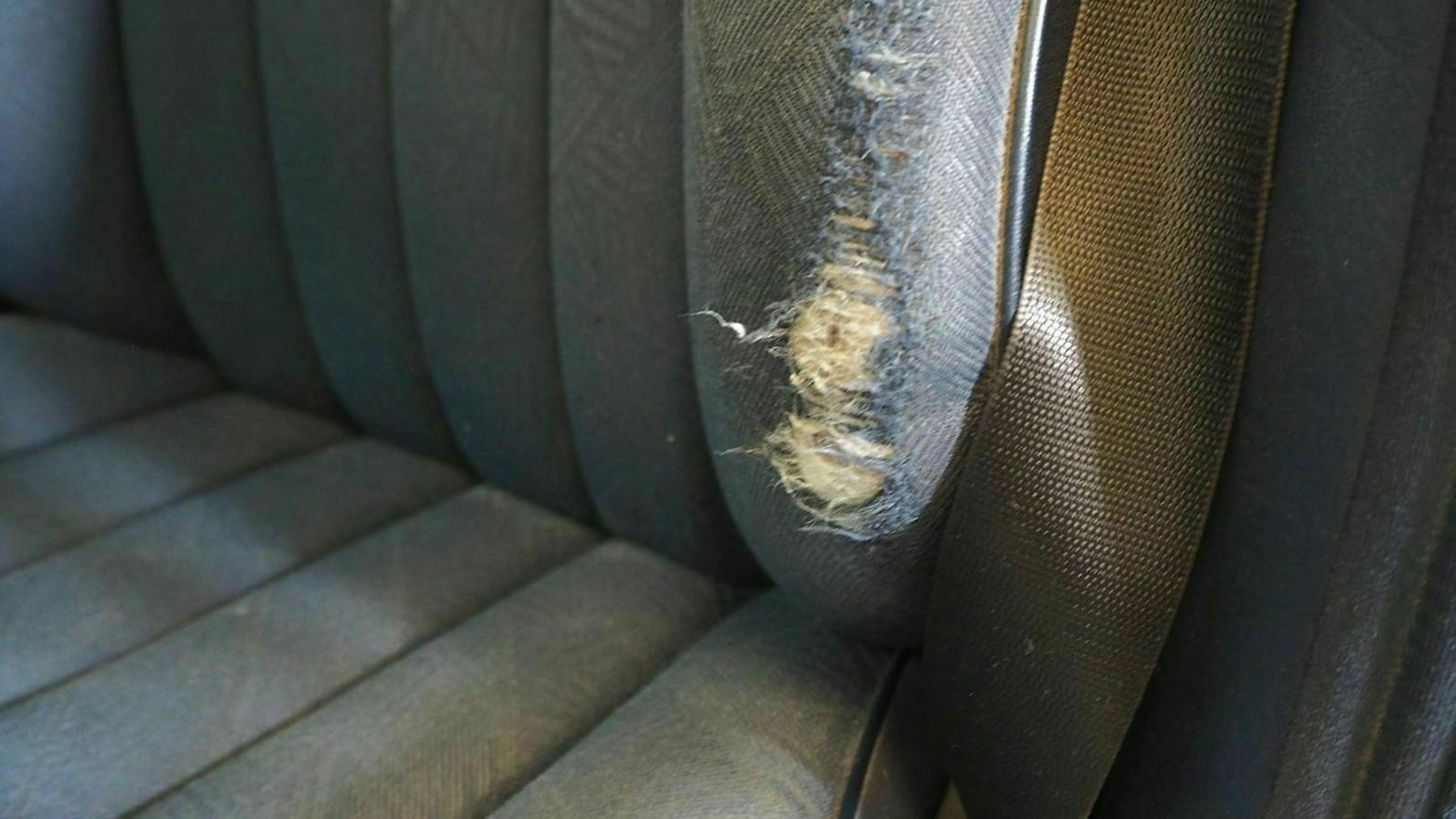 Blick auf eine Beschädigung am Sitzpolster in einer Mercedes E-Klasse