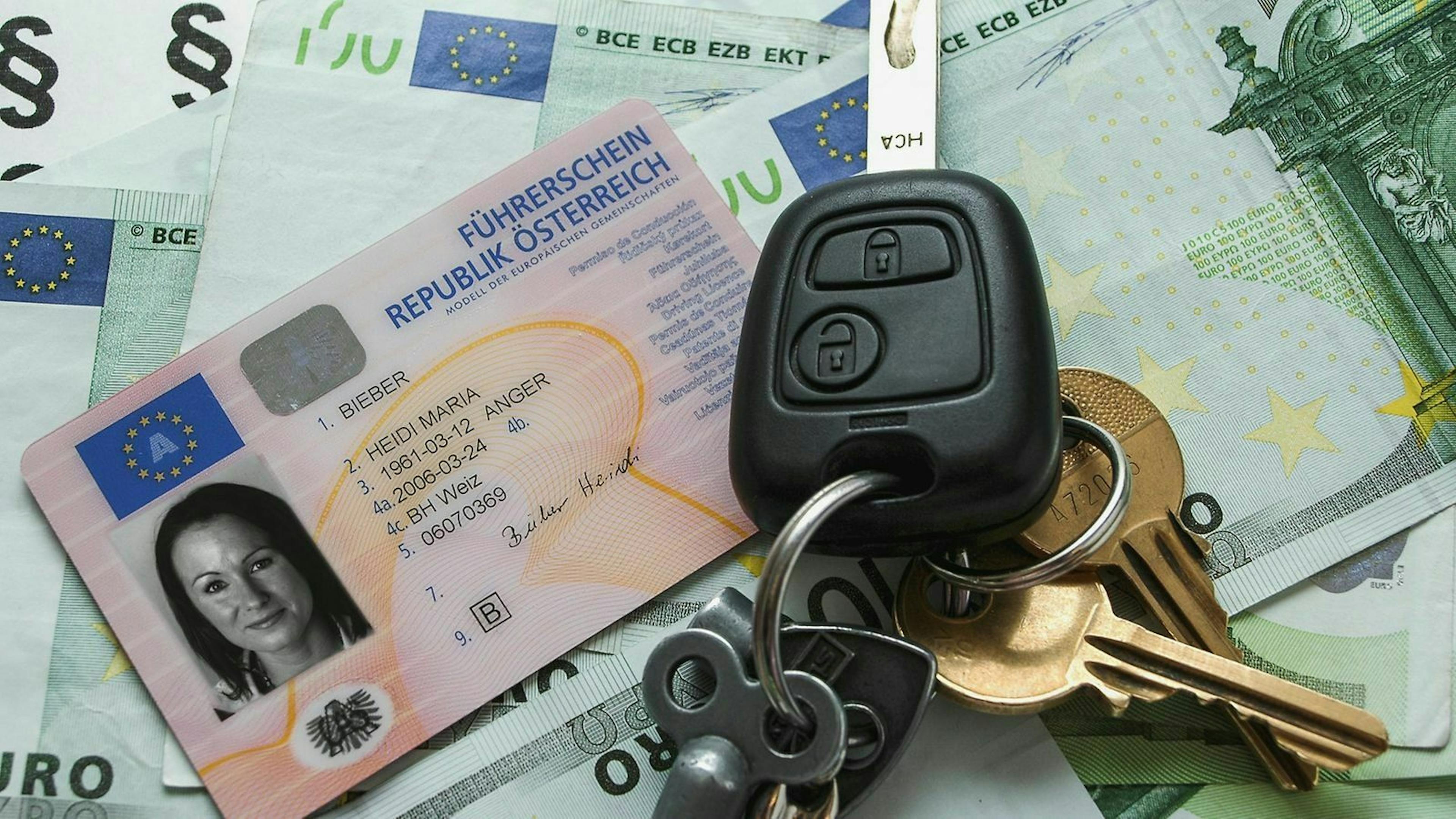 Ehe du deinen Führerschein in den Händen hältst, wartet der Besuch einer Fahrschule.