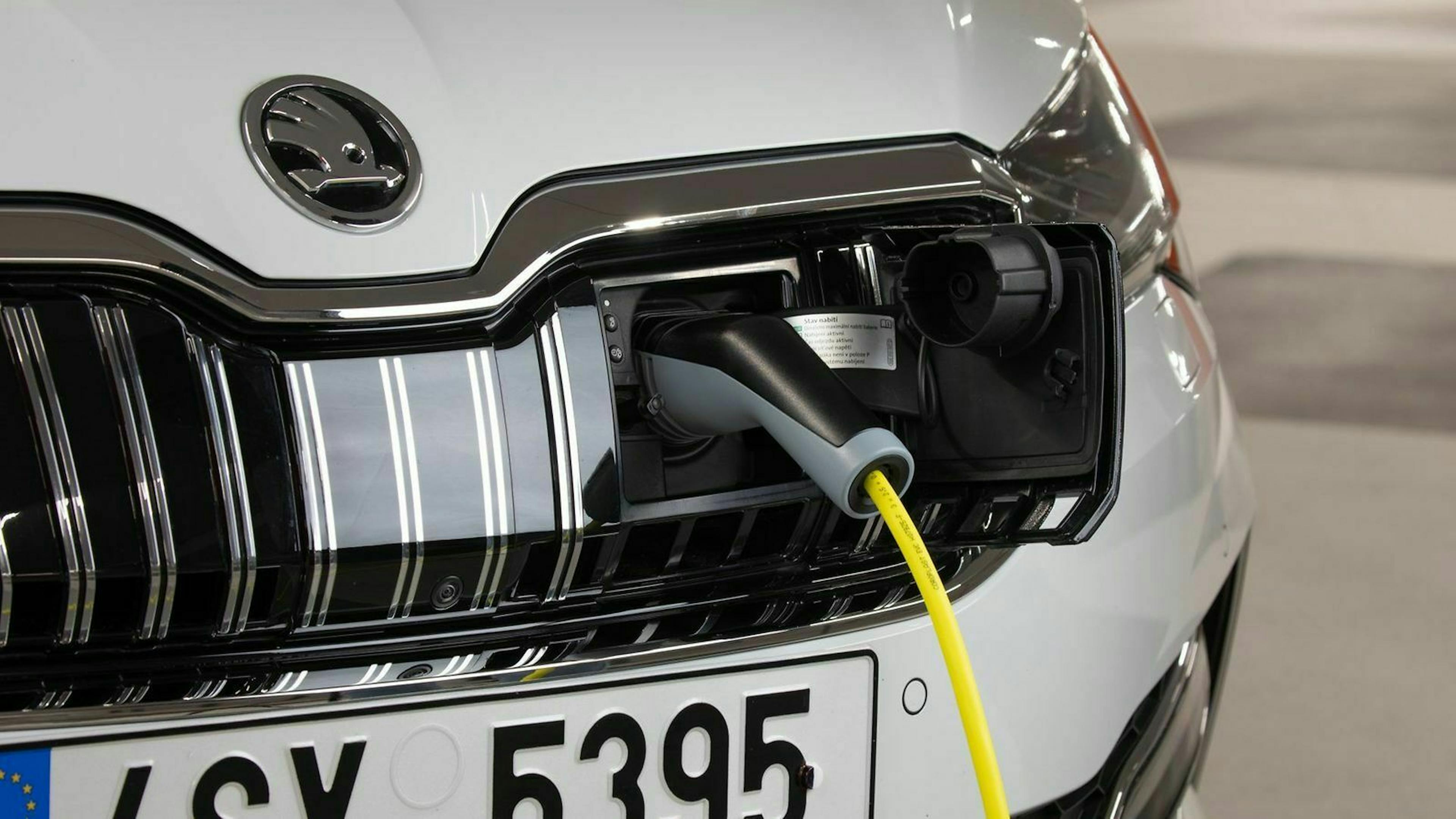 Škoda Superb IV beim Ladevorgang