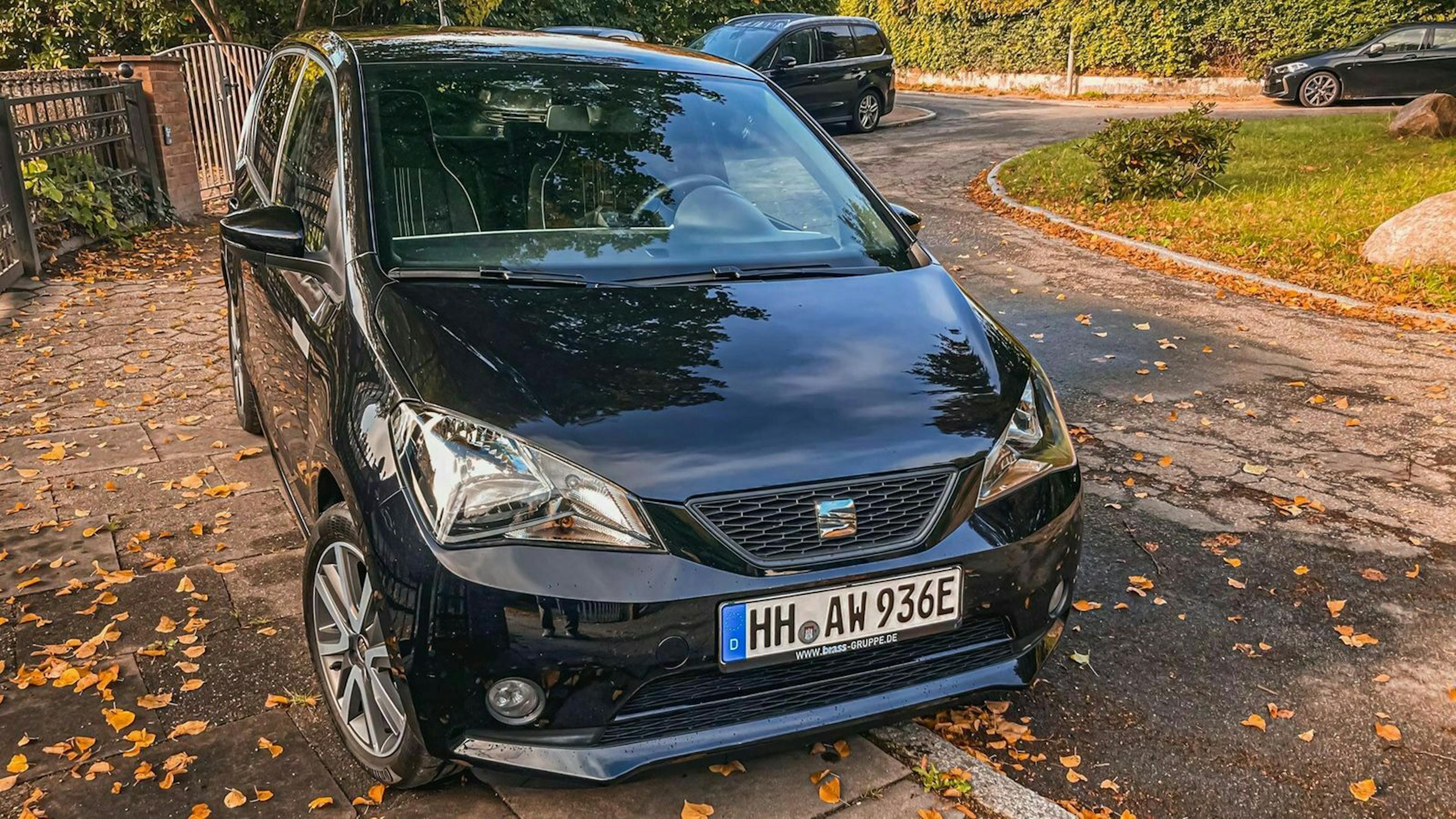 Ein Seat parkend auf einem Bürgersteig