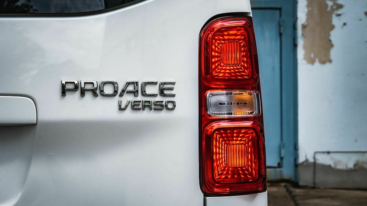 Zu sehen ist das "ProAce Verso"- Emblem am Heck des Fahrzeuges