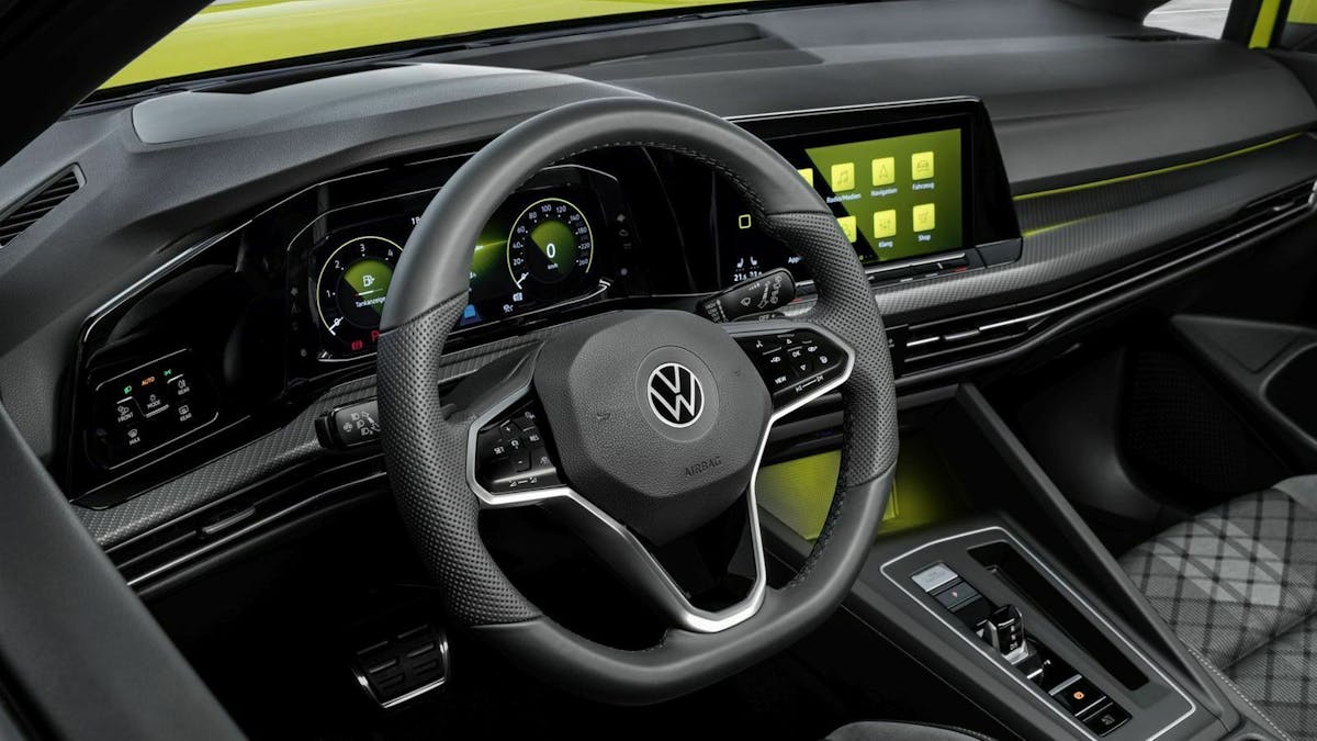 Zu sehen ist das Cockpit des VW Golf 8 Variant 