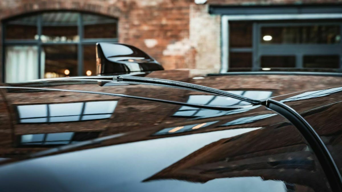 Zu sehen ist das Dach des Ford Mustang Mach-E 