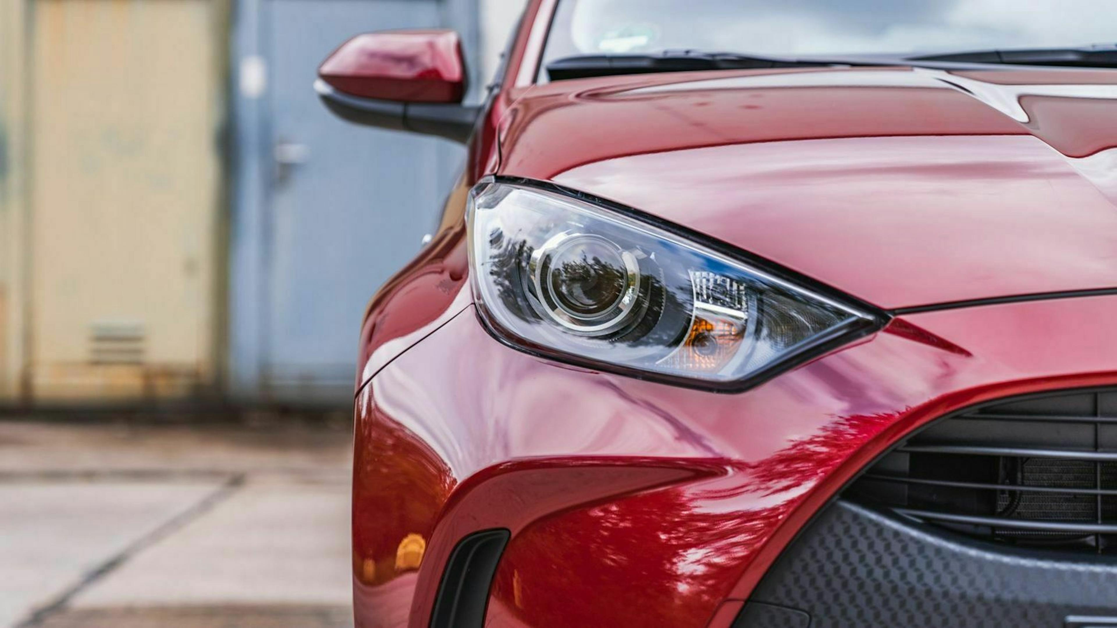 Der Frontscheinwerfer des Toyota Yaris Hybrid (2020)