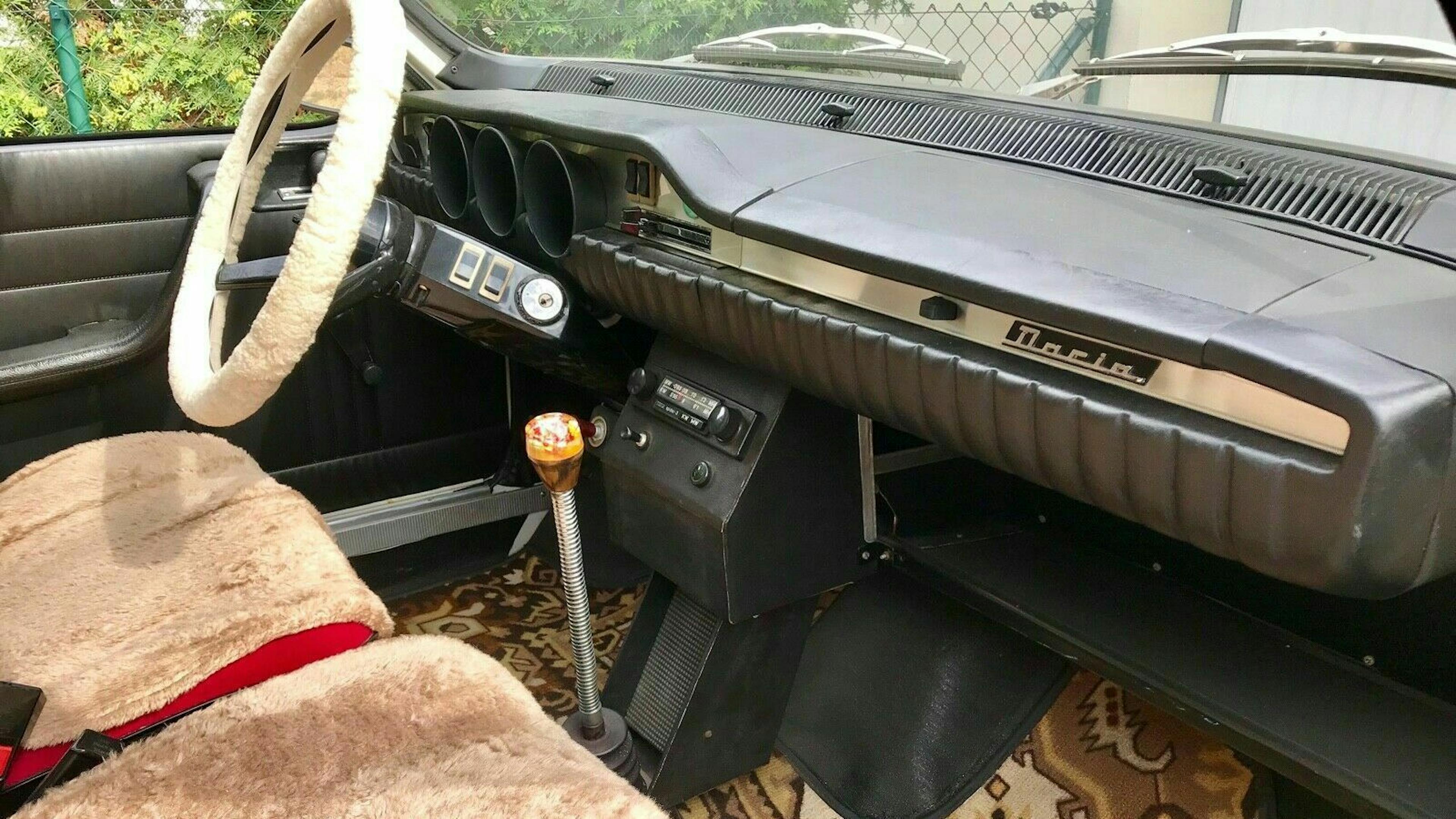 Der Innenraum des Dacia 1300 mit Sicht auf das Lenkrad