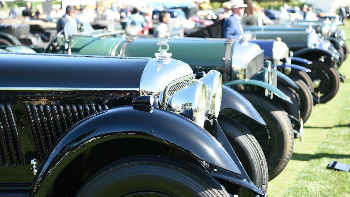 Oldtimer in einer Reihe aufgestellt