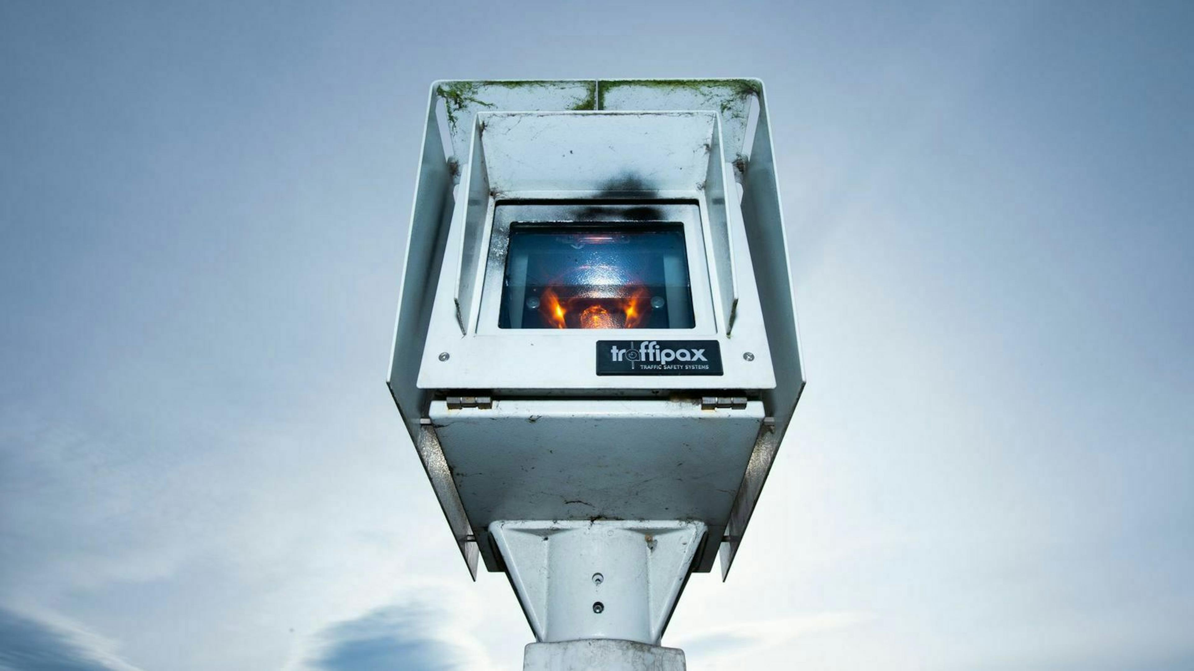 Blitzer von unten fotografiert