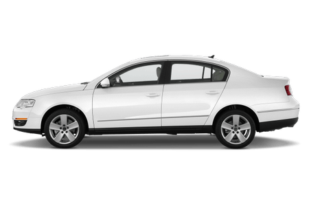 Weißes Auto, seitliche Ansicht, mit vier Türen und silbernen Felgen auf weißem Hintergrund.
