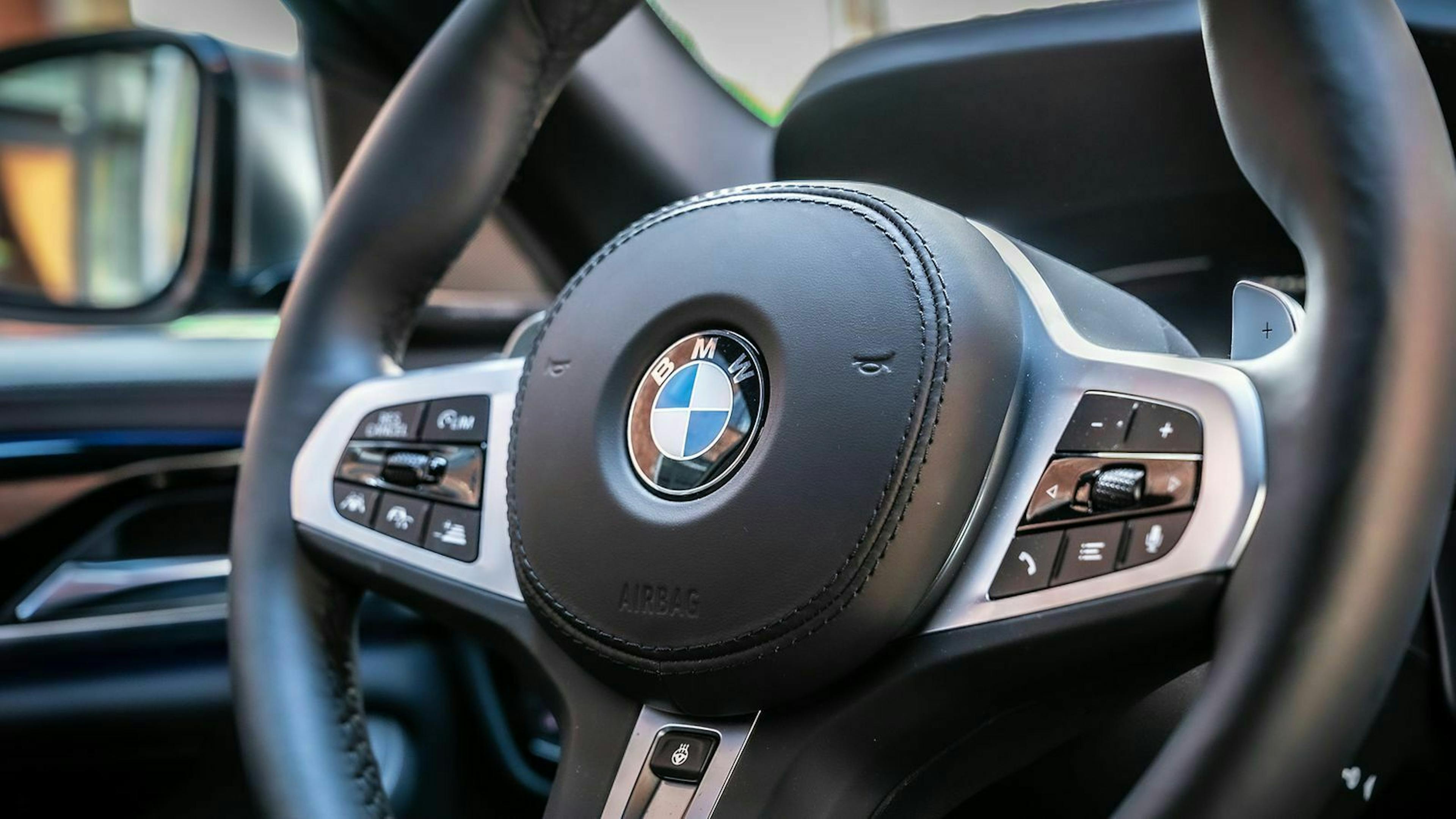 Zu sehen ist das Lenkrad des BMW M550d xDrive Touring