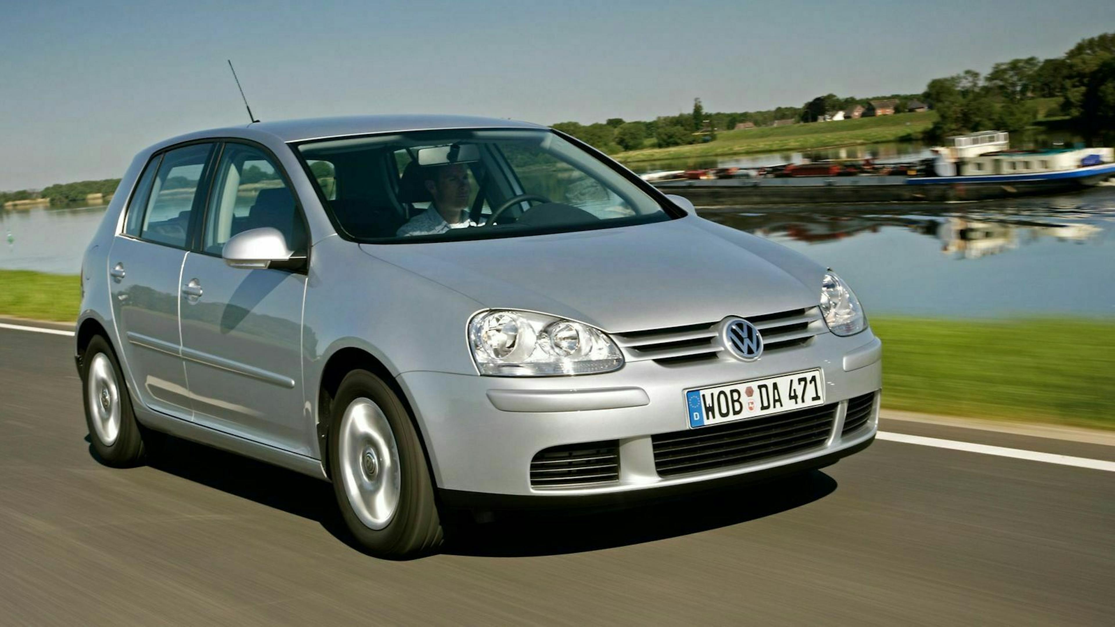 VW Golf 5 in der Ansicht von vorne rechts, fahrend