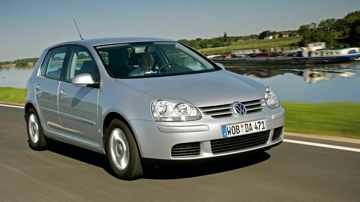 VW Golf 5 in der Ansicht von vorne rechts, fahrend
