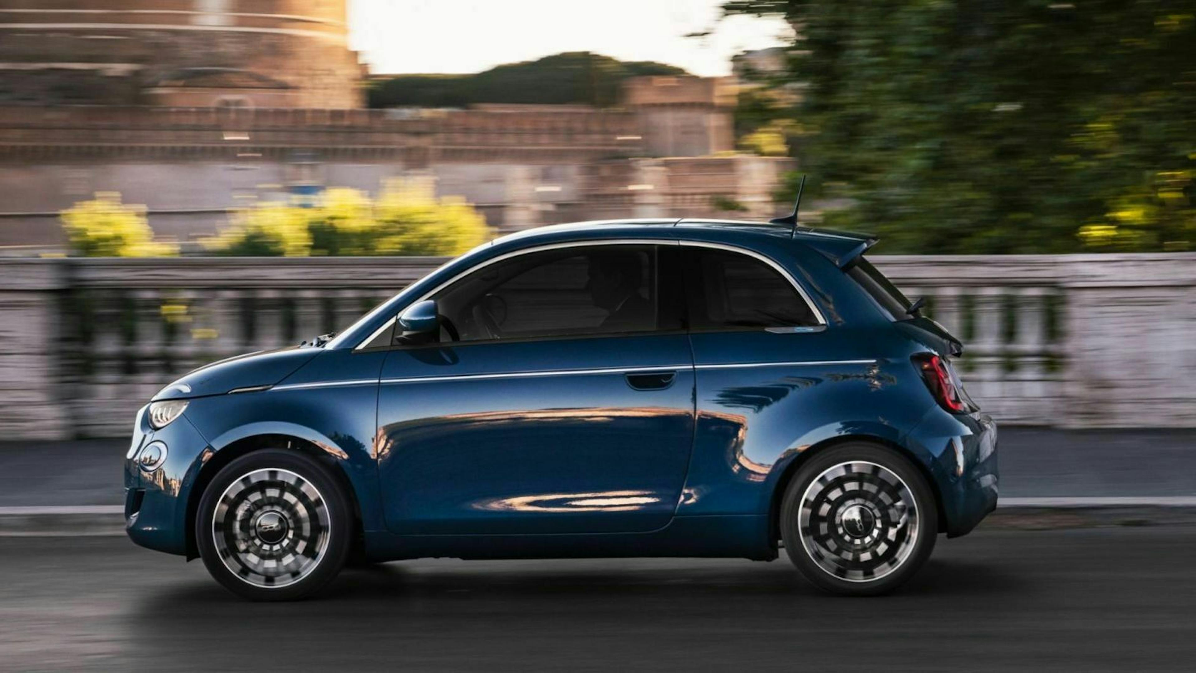 Zu sehen ist der Fiat 500e 2020 in seitlicher Position