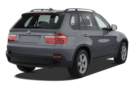 Grauer BMW X5 von hinten, geparkt, mit klaren Rücklichtern und Dachreling, ohne Nummernschild, Heckscheibenwischer erkennbar.