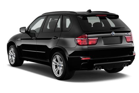 Schwarzer BMW SUV, Seitenansicht leicht von hinten, auf weißem Hintergrund, rote Rücklichter, silberne Felgen.