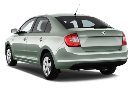 Grüner Skoda Rapid Limousine im seitlichen Rückansichtsprofil, geparkt auf weißem Hintergrund.