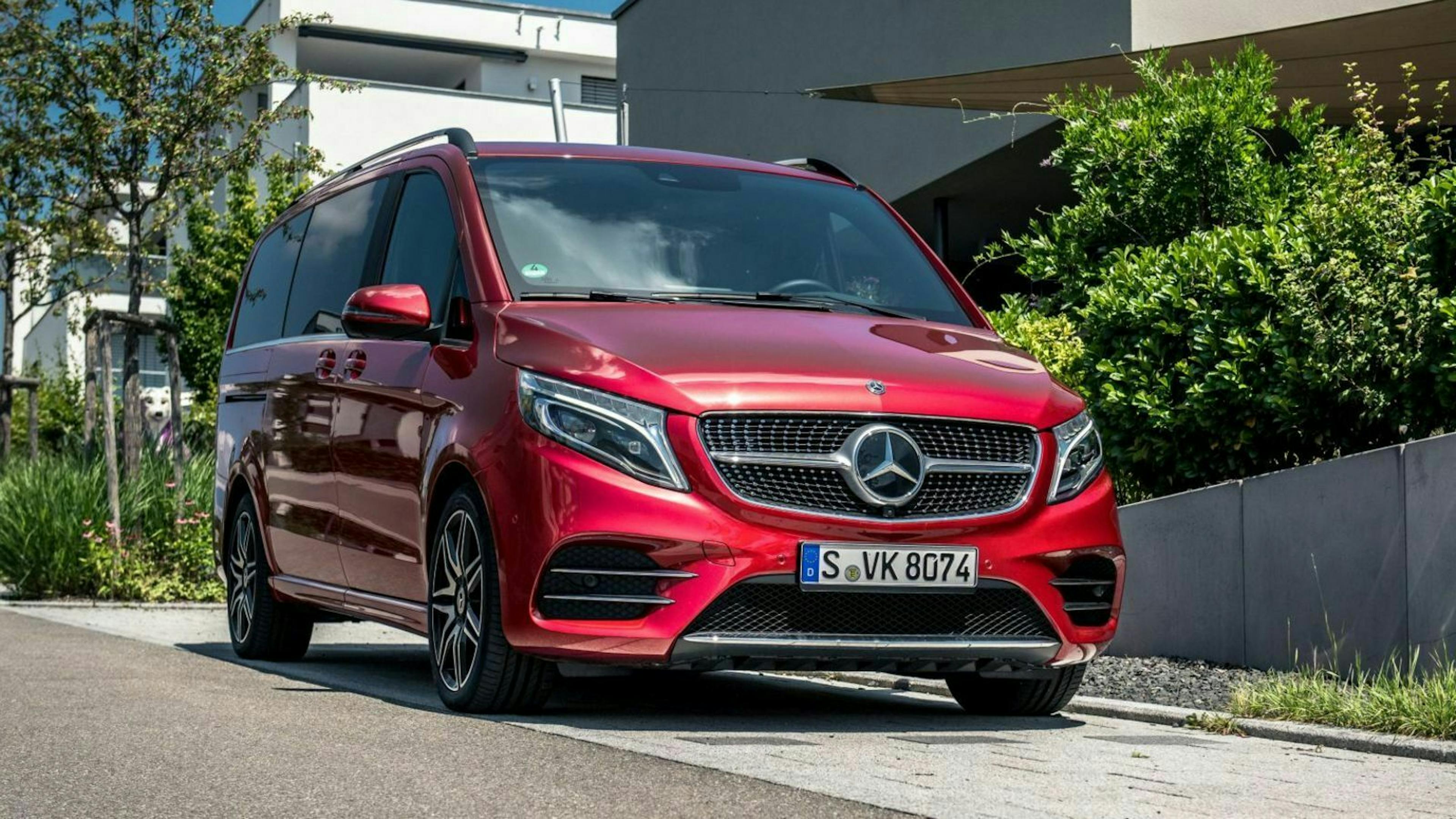 Zu sehen ist die Mercedes Benz V-Klasse von vorne