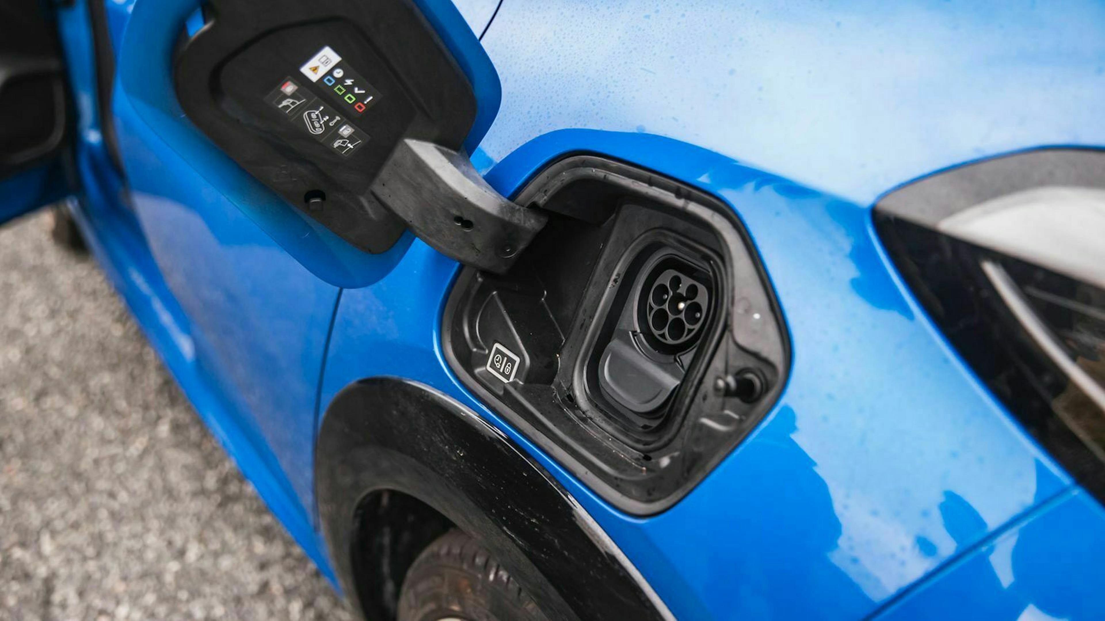 An der Schnellladesäule braucht der kleine Stromer für 80 Prozent Akkuladung etwa 30 Minuten