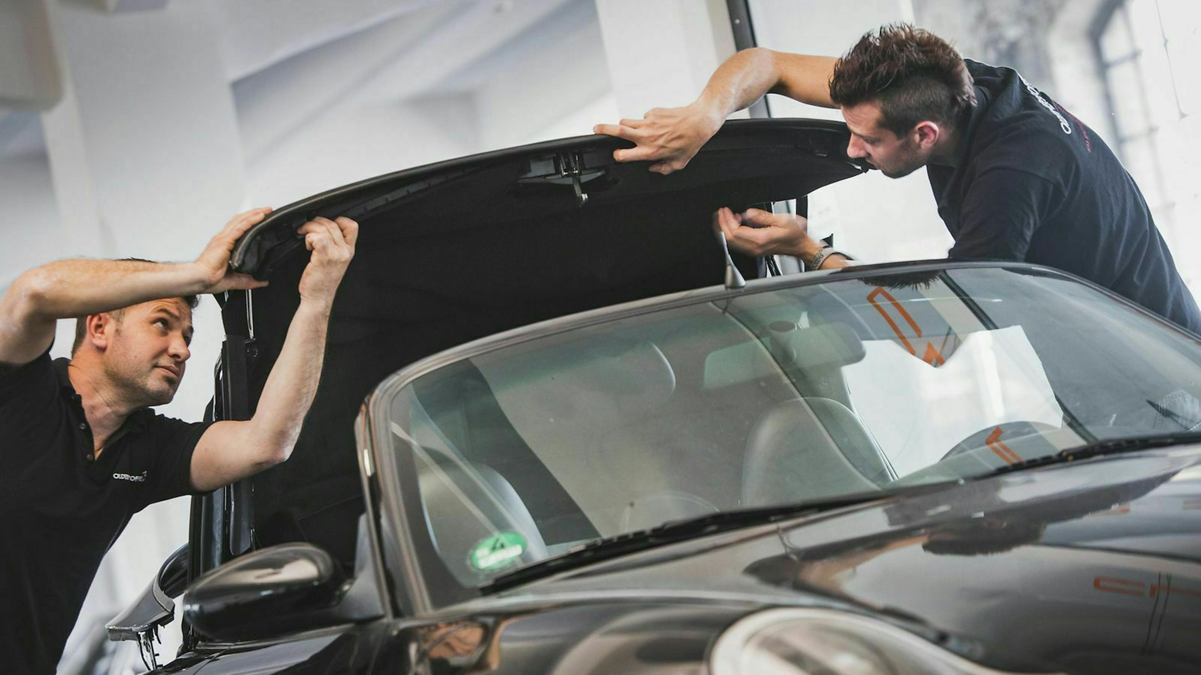 Auch Cabrio-Dächer werden von Autosattlern repariert.
