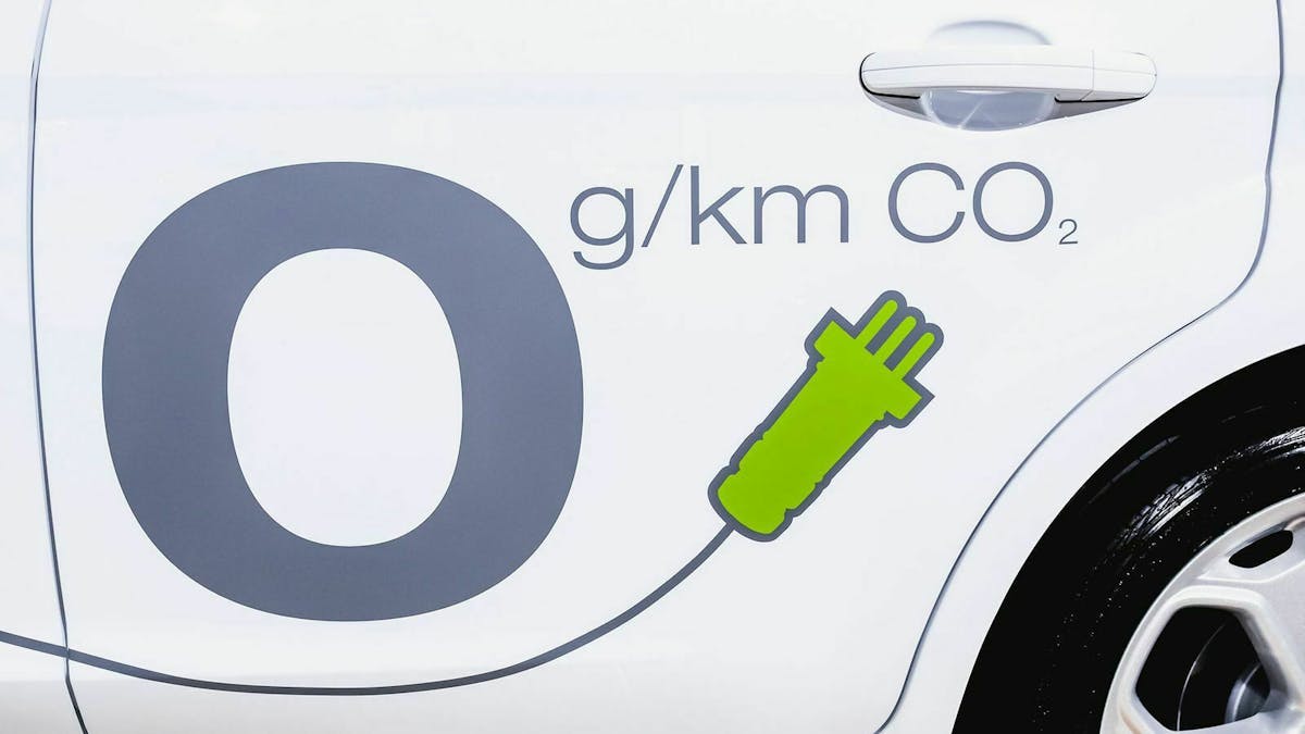 Die Tür eines Elekteroautos ist mit Schriftzug "0g CO2/km" foliert