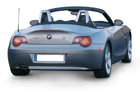 Silberner BMW Z4 Cabrio von hinten, offen, mit schwarzem Innenraum. Klarer Himmel spiegelt sich auf dem lackierten Kofferraum.