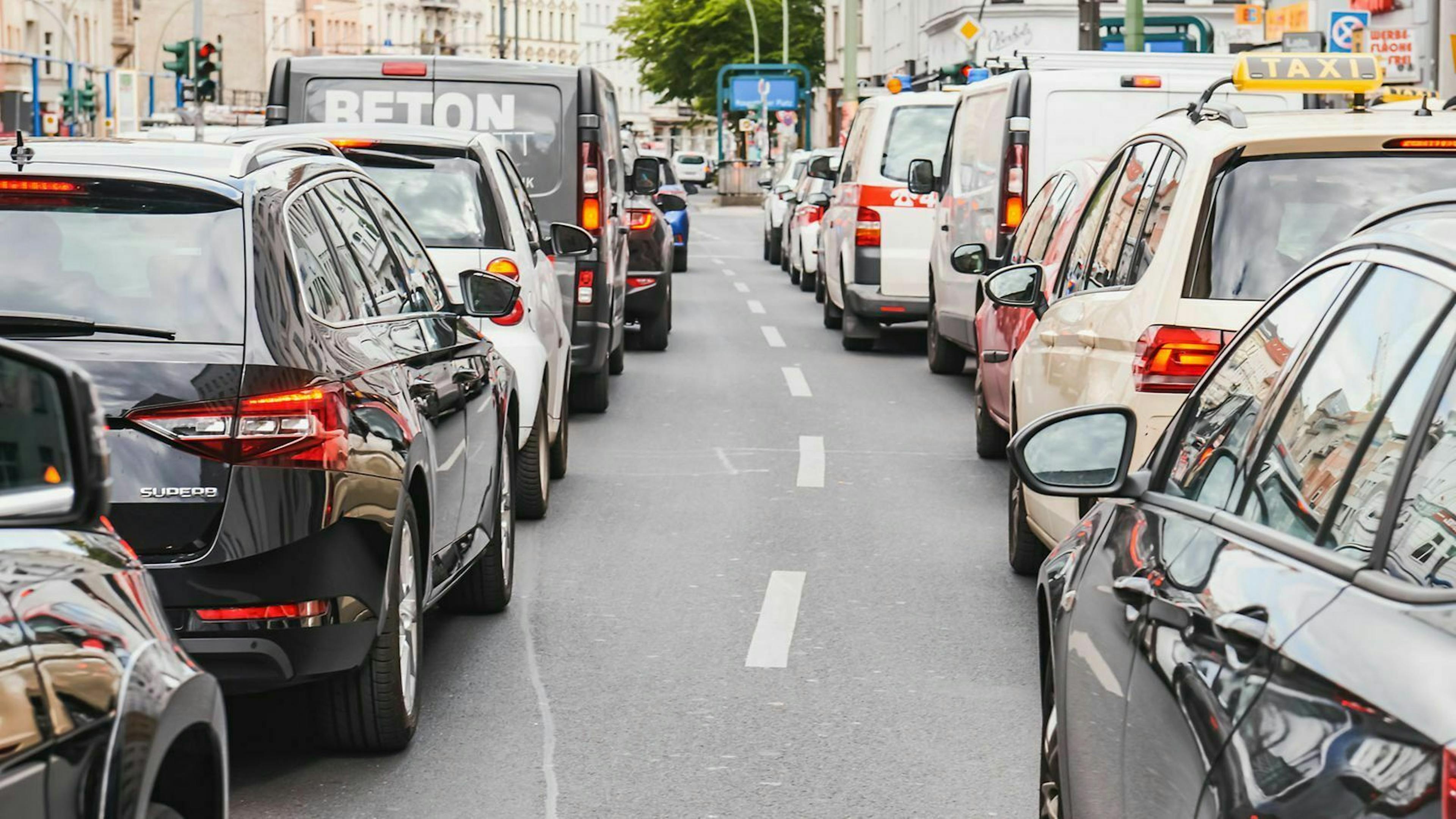Ein Stau bildet sich in der Berliner Innenstadt.