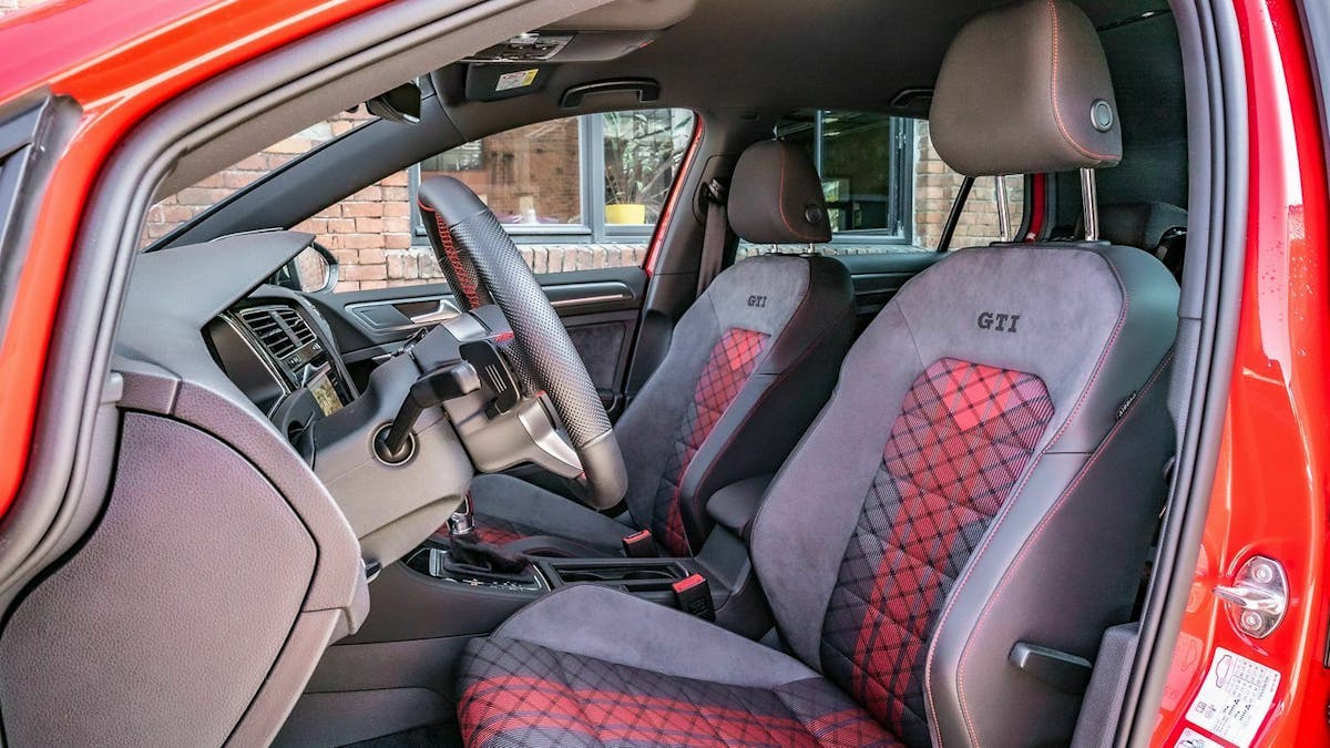 Zu sehen sind die Vordersitze des VW Golf 7 GTI TCR