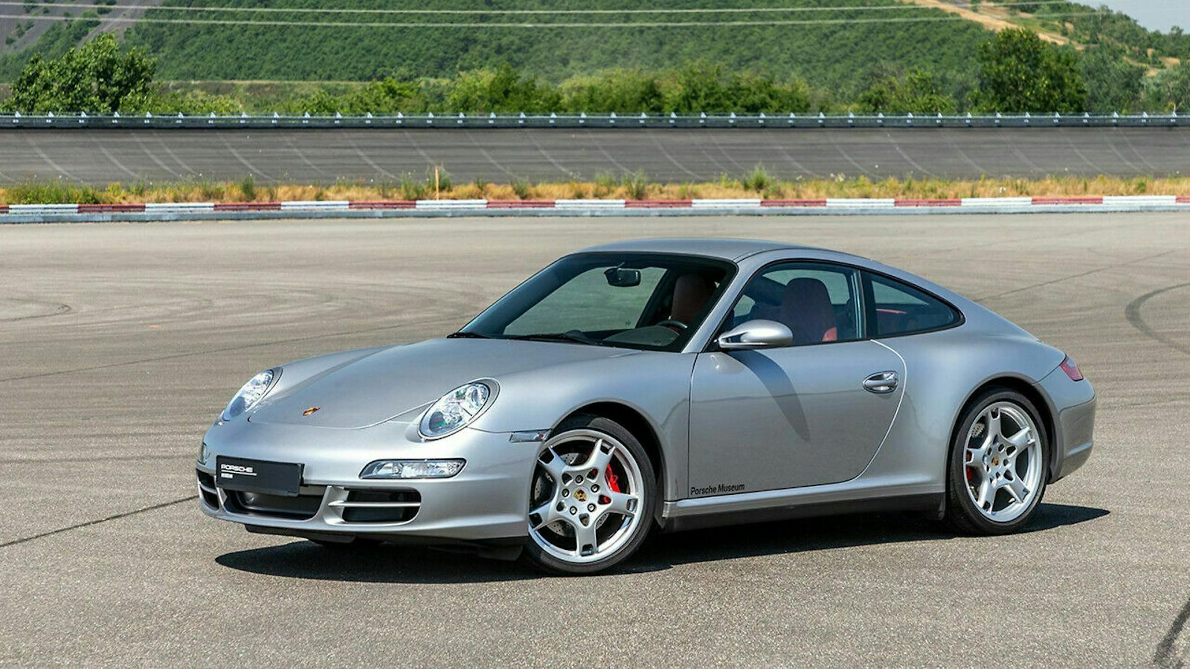 Die Scheinwerfer wurden gefälliger. Die Proportionen grundsätzlich aber, behielt Porsche bei