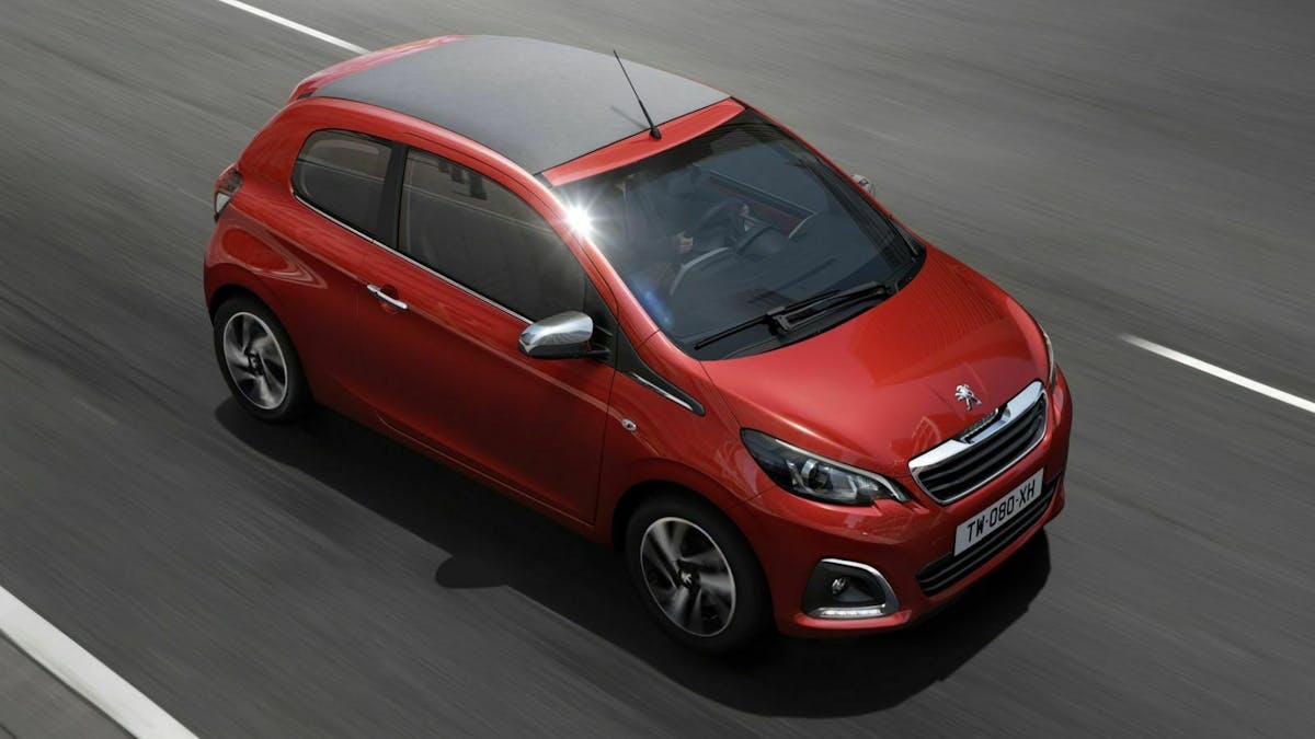 Peugeot 108 aus der Vogelperspektive fahrend