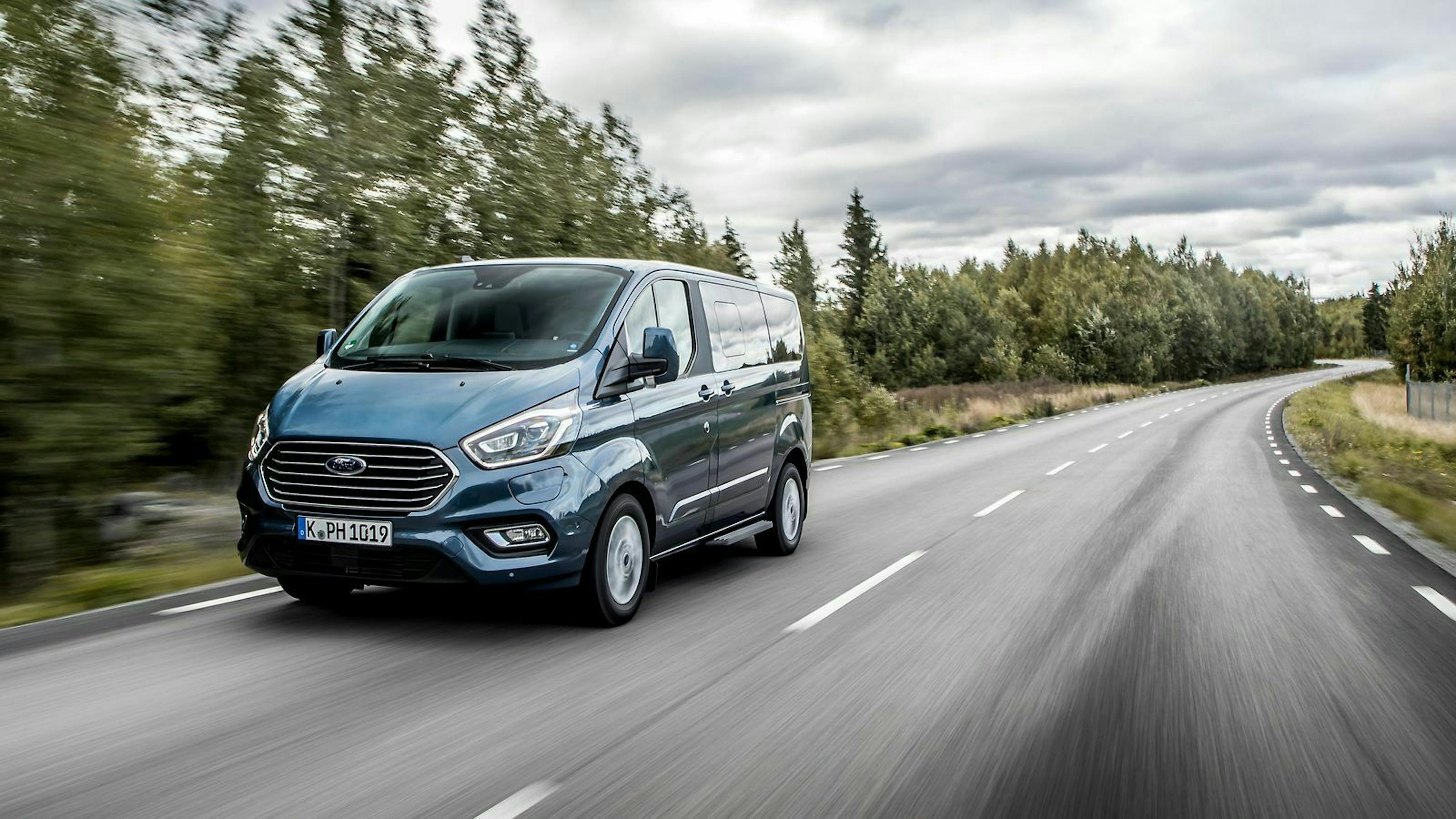 Vier Fahrprogramme stehen im Ford Tourneo zur Verfügung. Je nach Wahl fährt man so rein elektrisch oder lädt den Akku