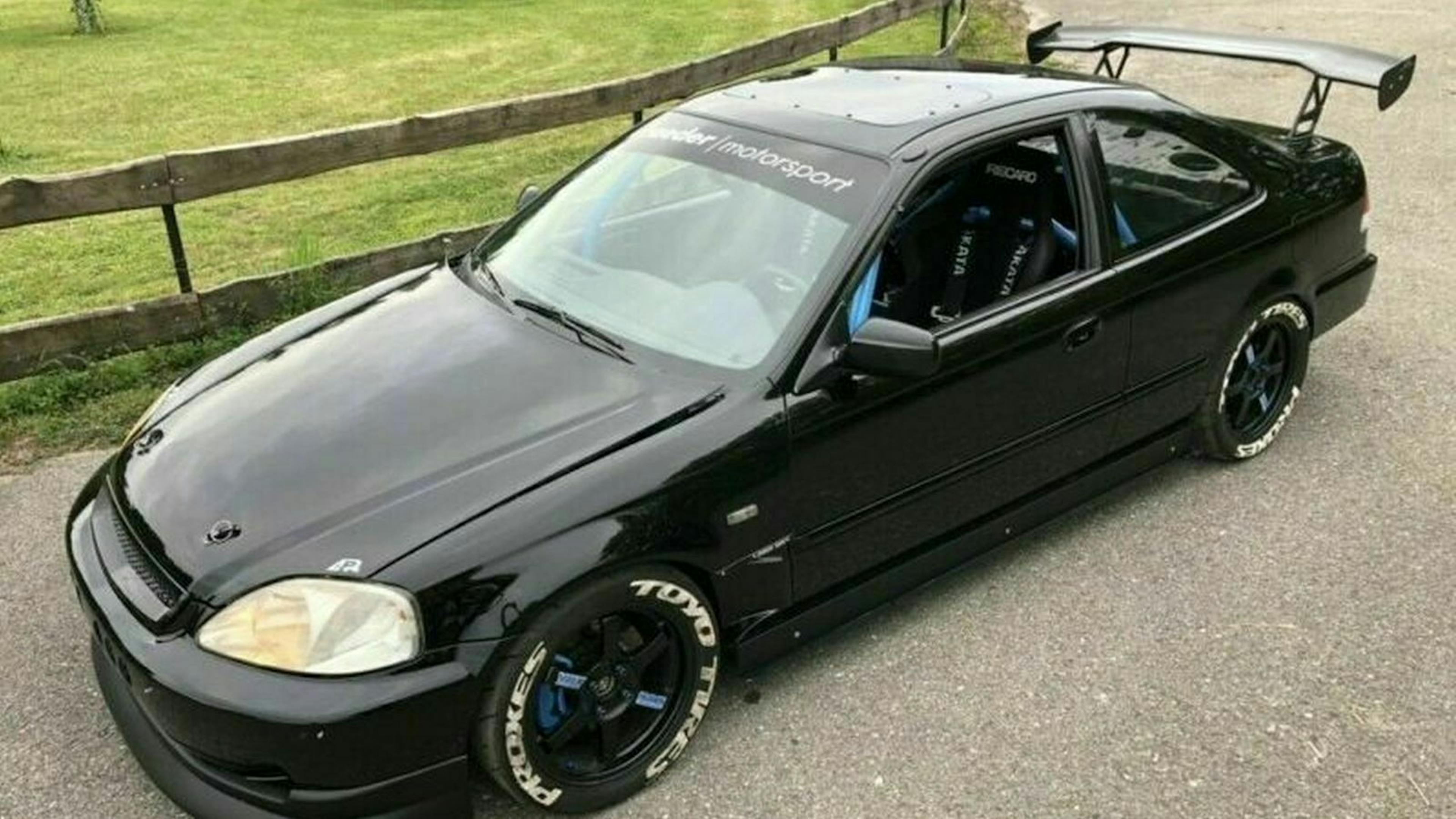 Zu sehen ist der Honda Civic von vorne, stehend