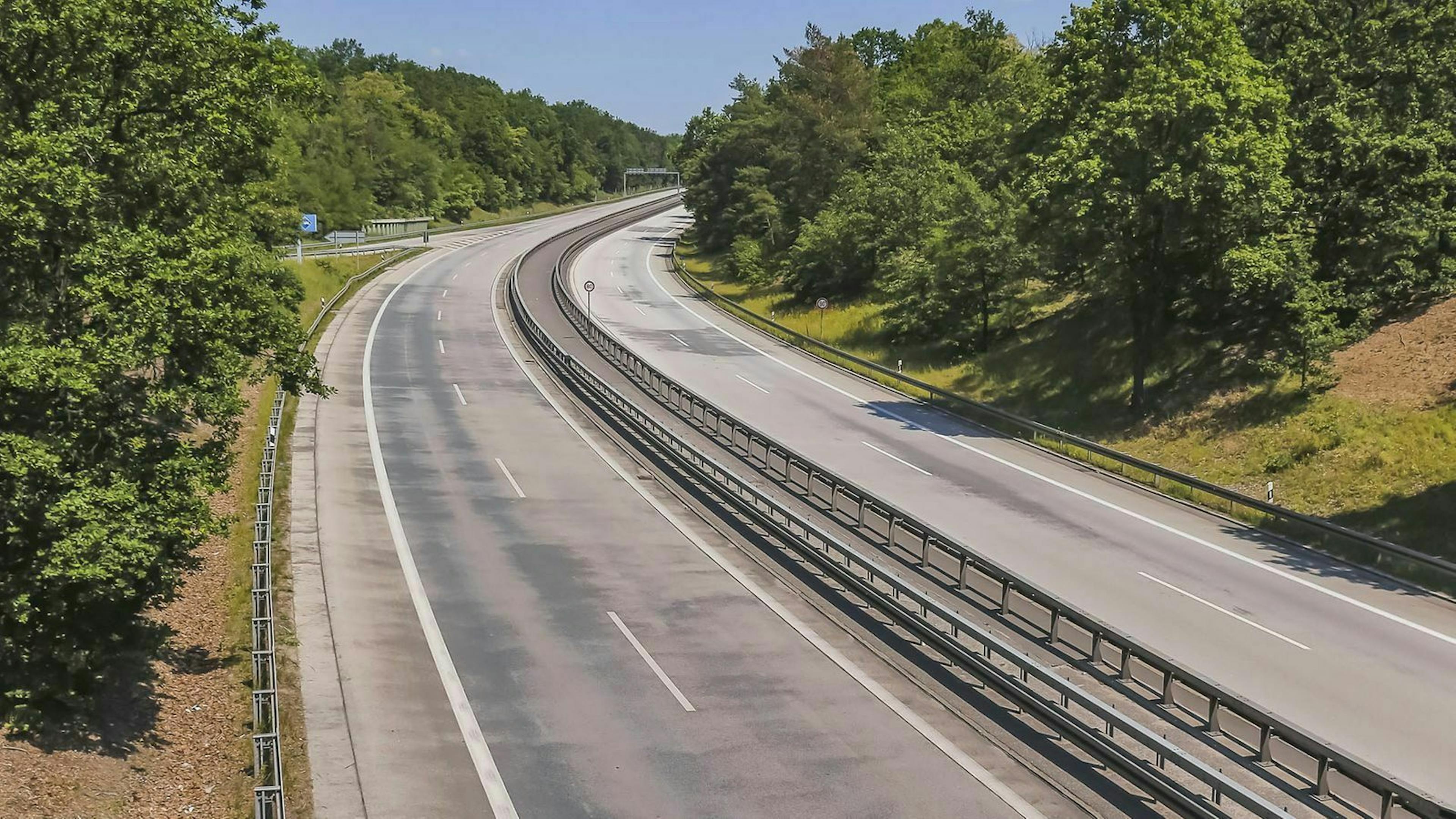 Wenn kein Auto am Horizont zu sehen ist, solltest du auf der rechten Spur fahren.