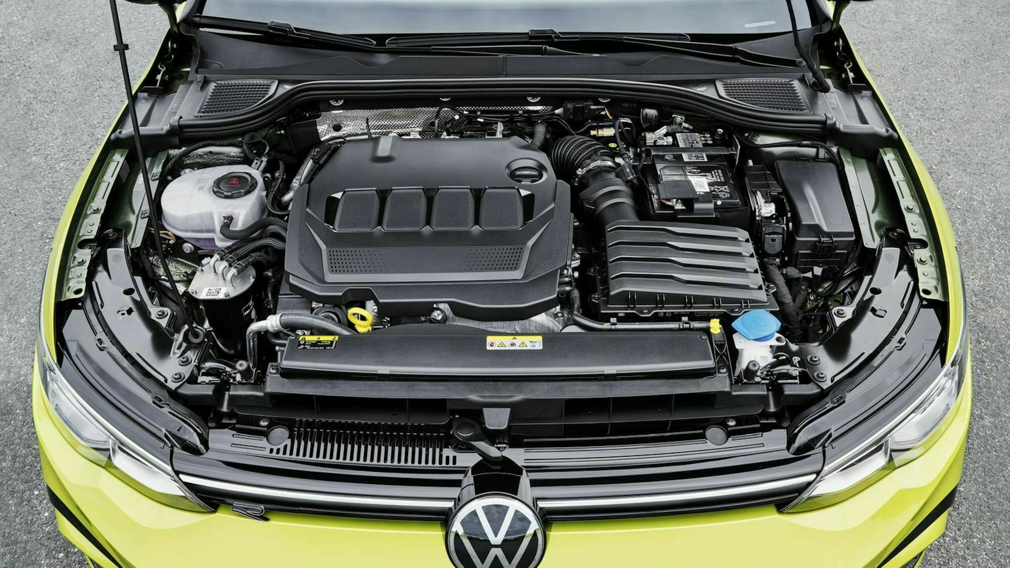Zu sehen ist der Motor des VW Golf 8 Variant